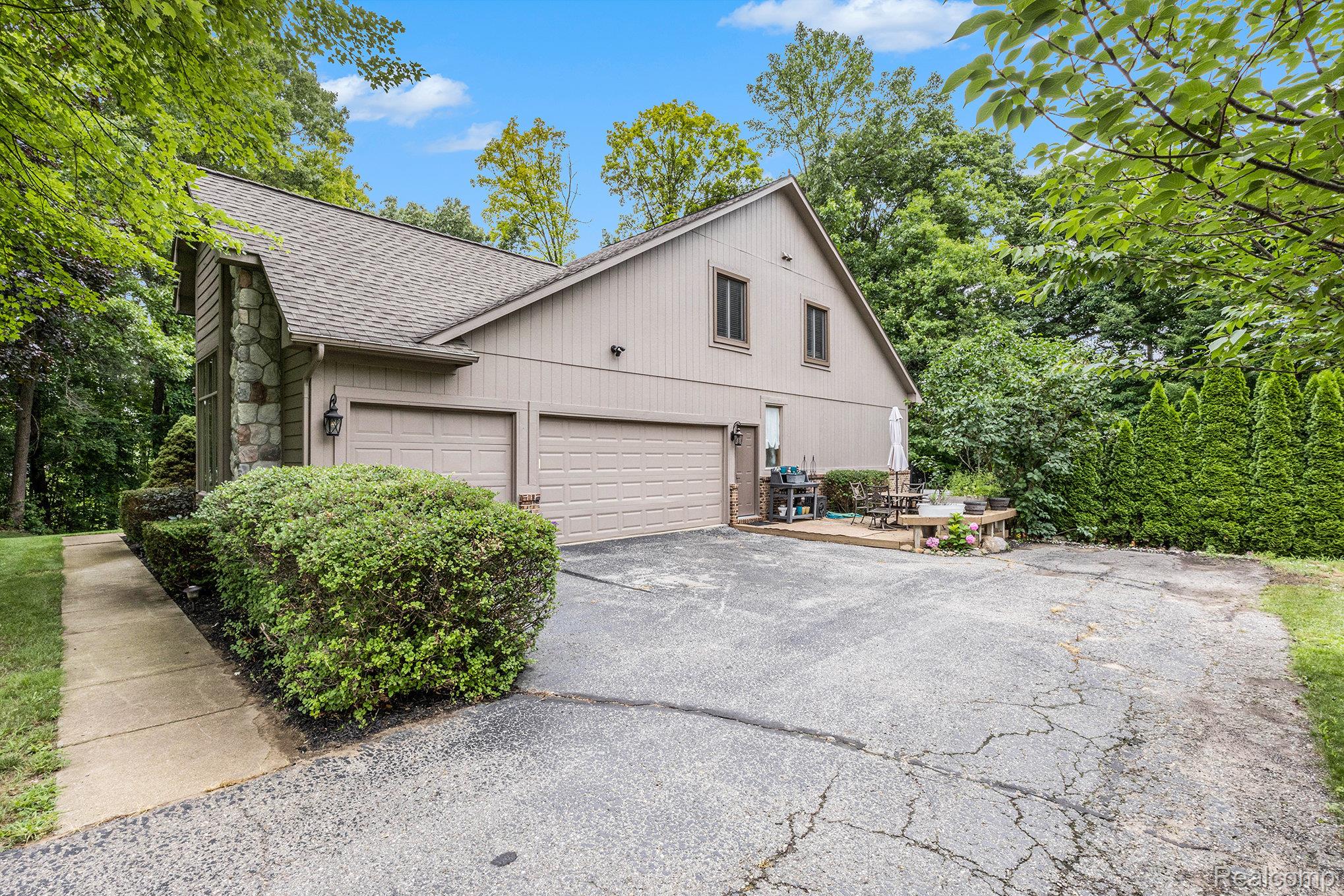 Springfield Charter Township, Michigan 48348, United States, 4 Bedrooms Bedrooms, ,4 BathroomsBathrooms,Residential,Pending,166829