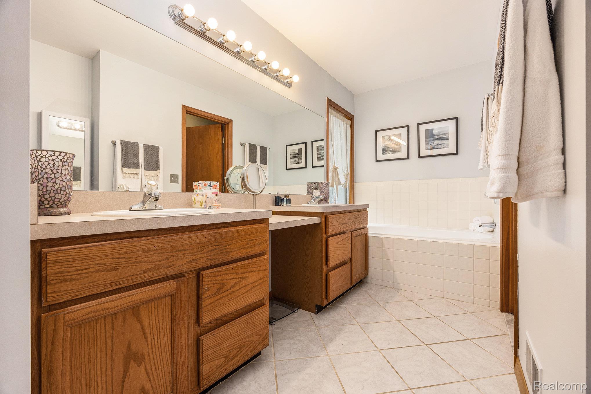 Springfield Charter Township, Michigan 48348, United States, 4 Bedrooms Bedrooms, ,4 BathroomsBathrooms,Residential,Pending,166829