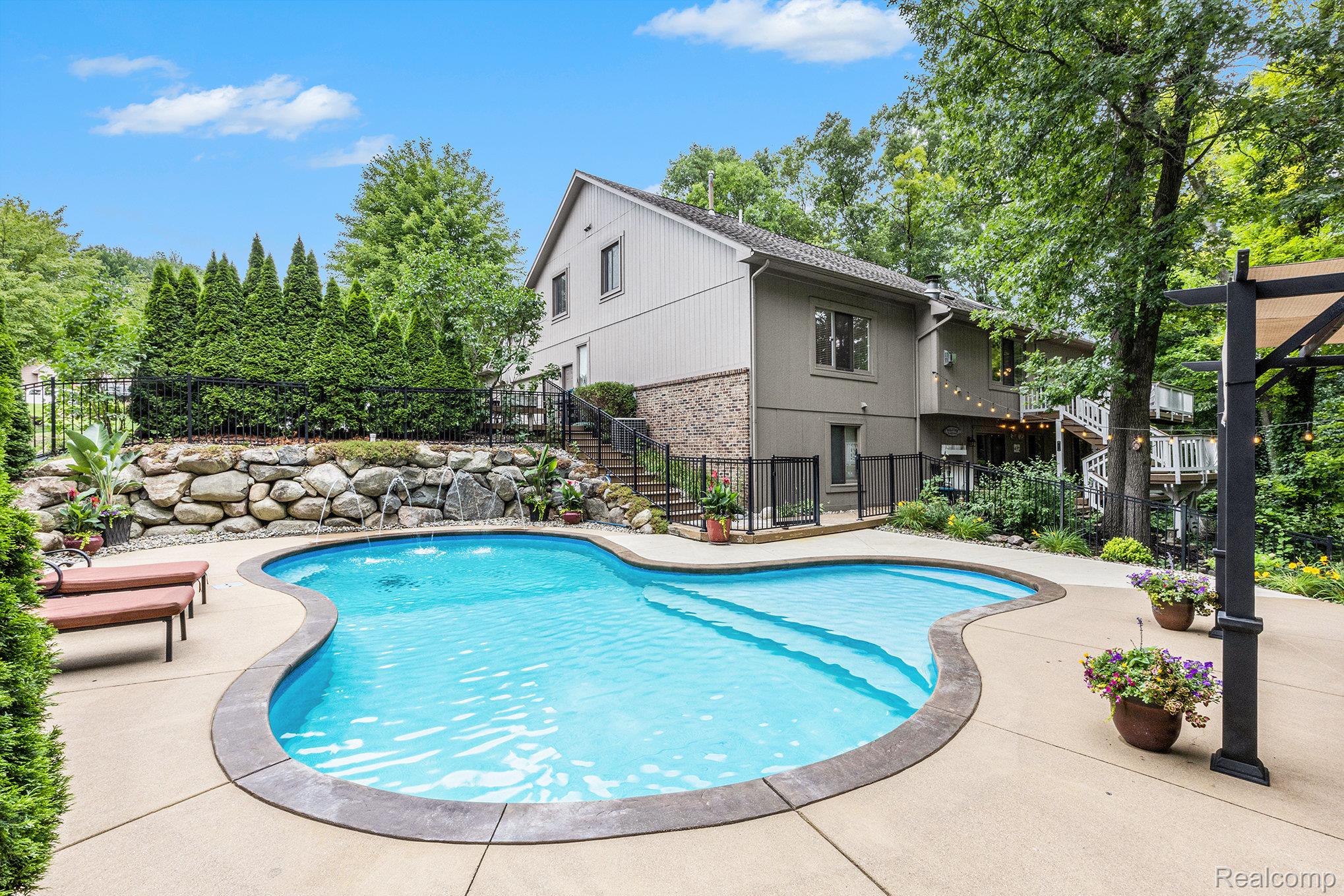 Springfield Charter Township, Michigan 48348, United States, 4 Bedrooms Bedrooms, ,4 BathroomsBathrooms,Residential,Pending,166829