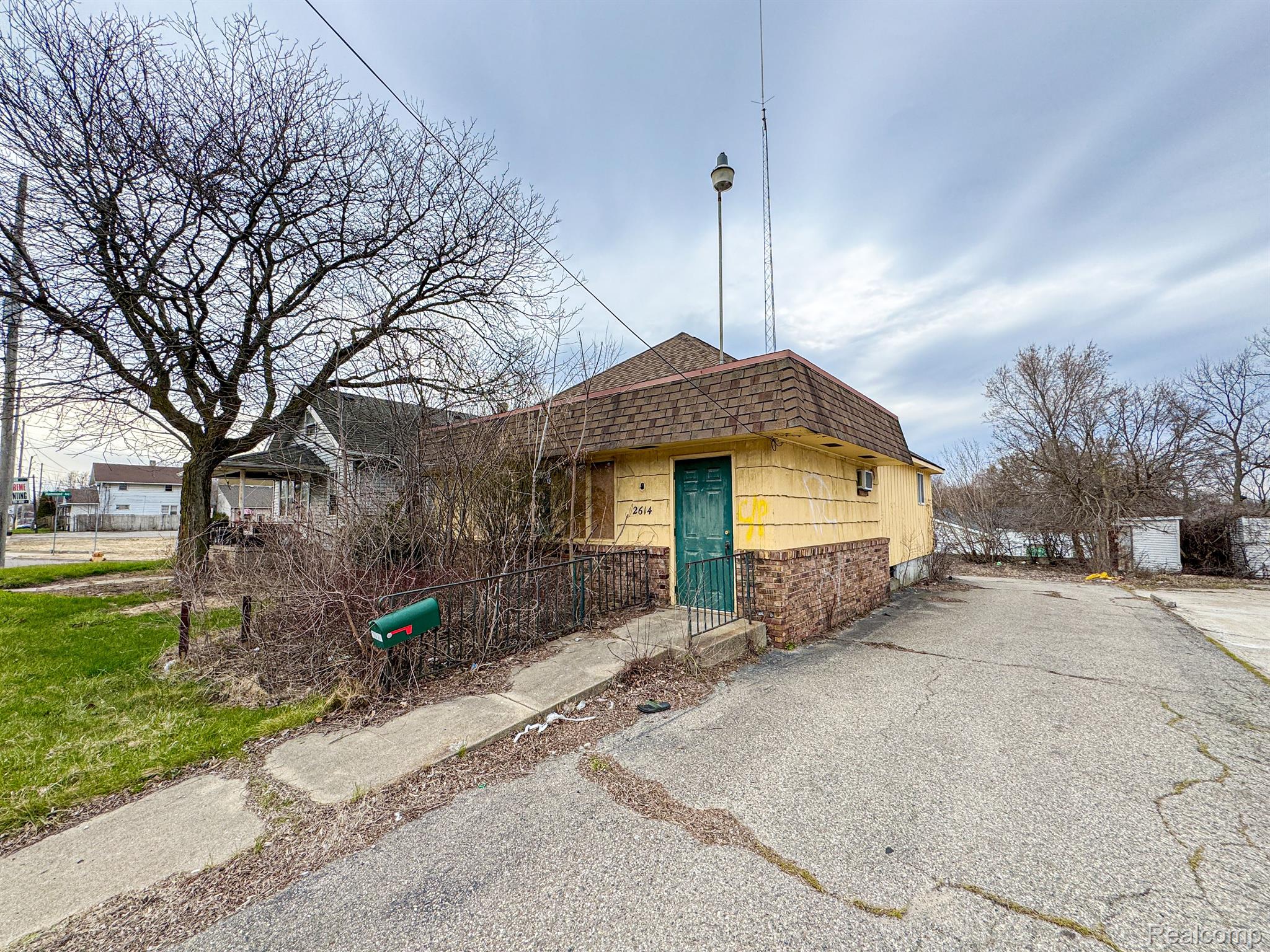 Photo 1 of 7 — 2614 CORUNNA Road, Flint City, MI 48503