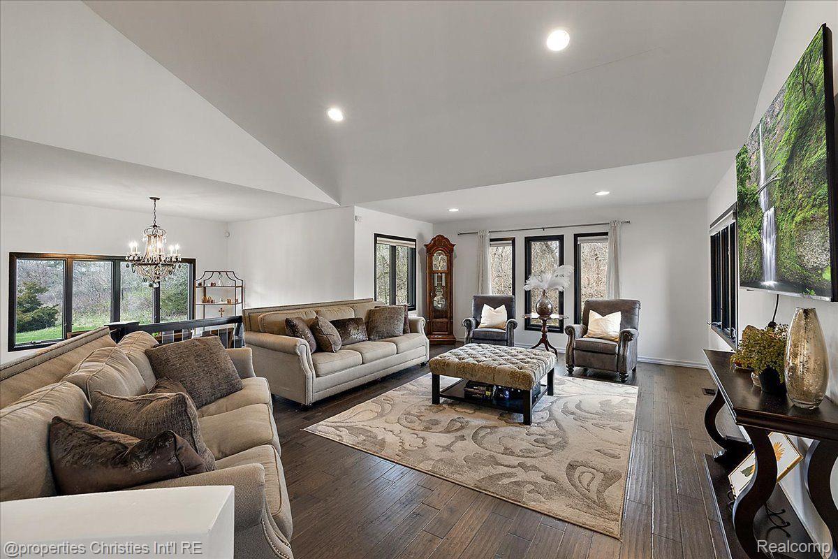 1194 EAGLE NEST