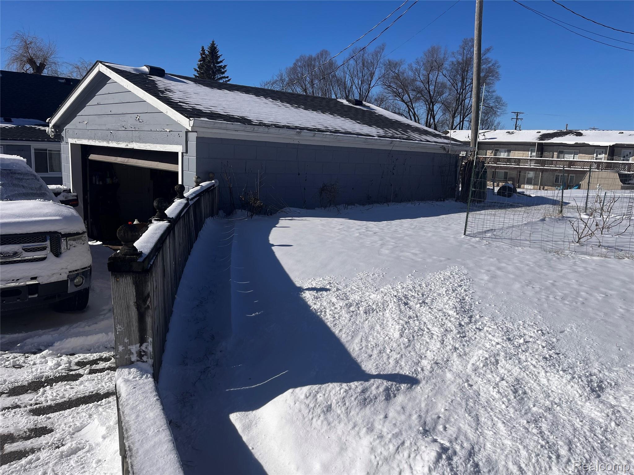 8252 Woodland Shore Drive