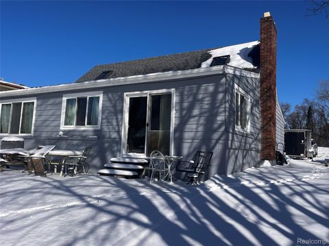 8252 Woodland Shore Drive Brighton Township MI 48114