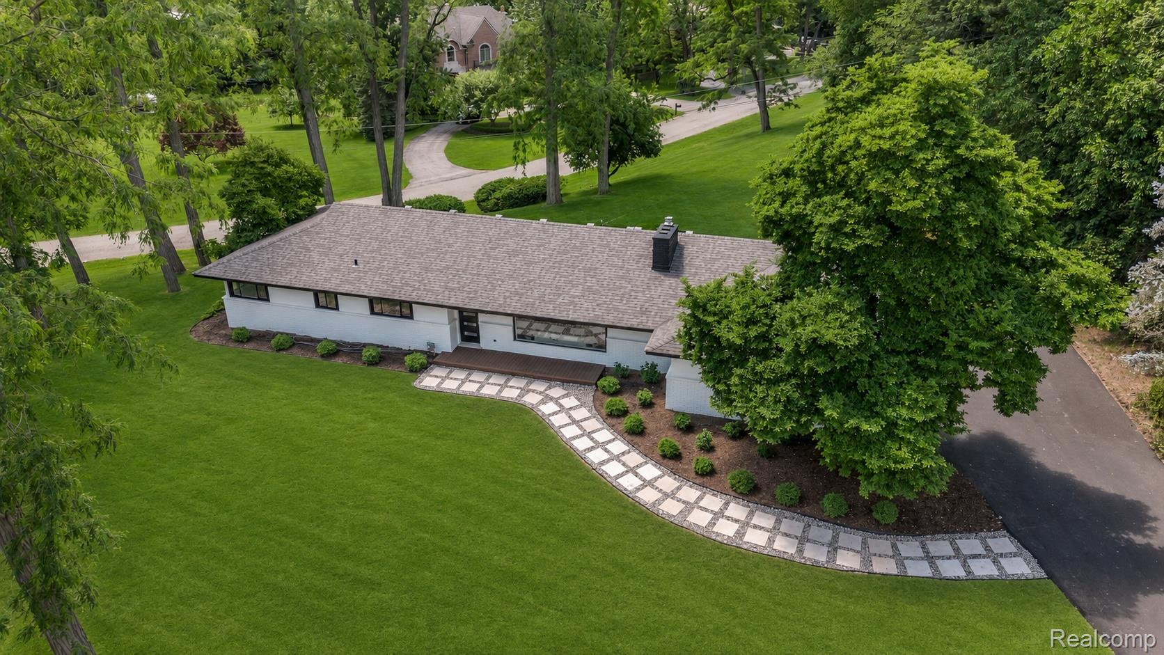 2129 Long Lake Shore Drive