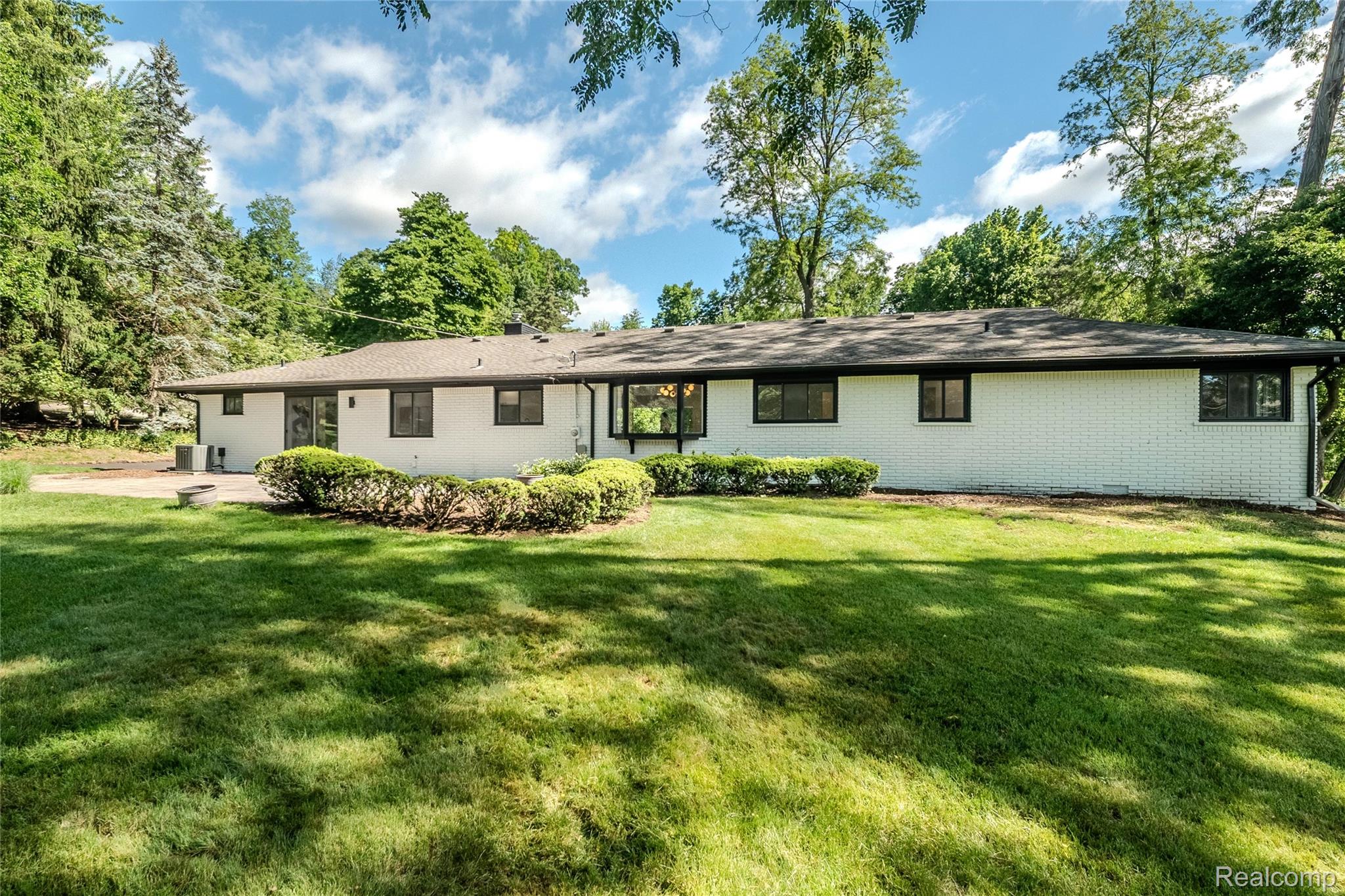 2129 Long Lake Shore Drive