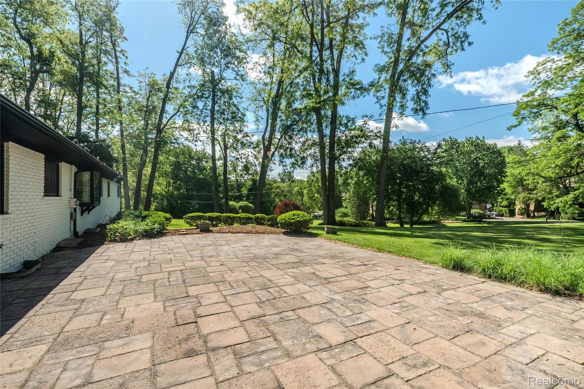 2129 Long Lake Shore Drive