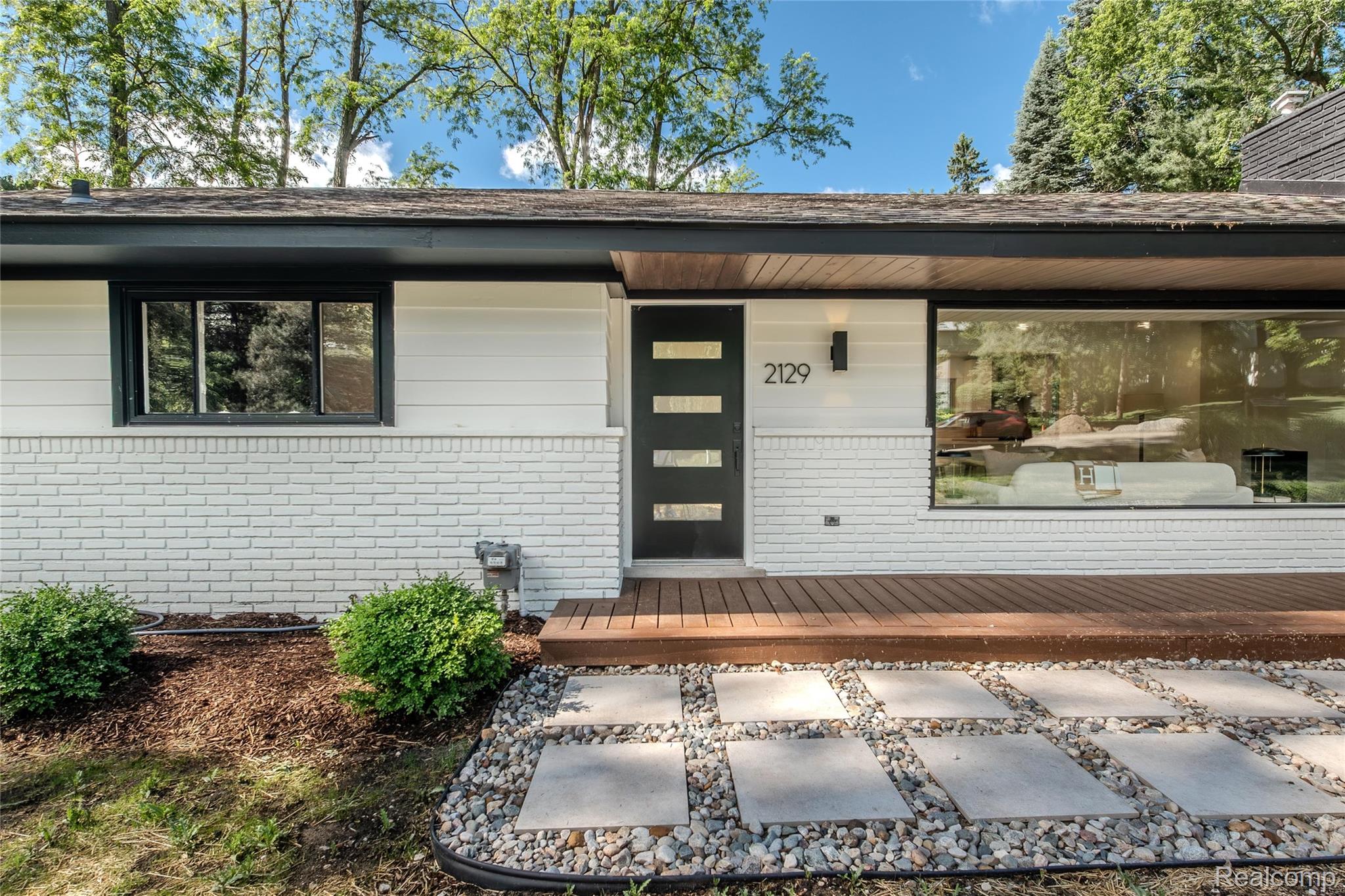 2129 Long Lake Shore Drive