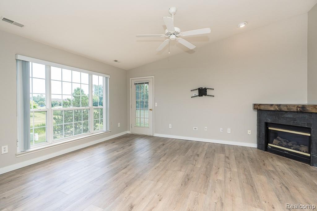 New Baltimore City, Michigan 48051, United States, 2 Bedrooms Bedrooms, ,2 BathroomsBathrooms,Residential,Pending,189748