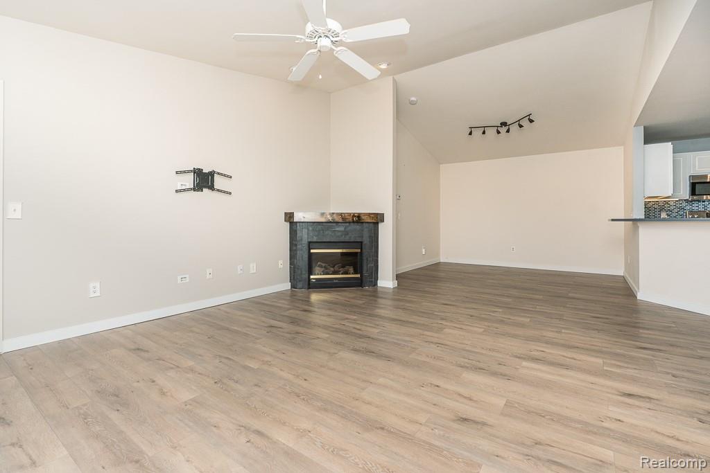 New Baltimore City, Michigan 48051, United States, 2 Bedrooms Bedrooms, ,2 BathroomsBathrooms,Residential,Pending,189748