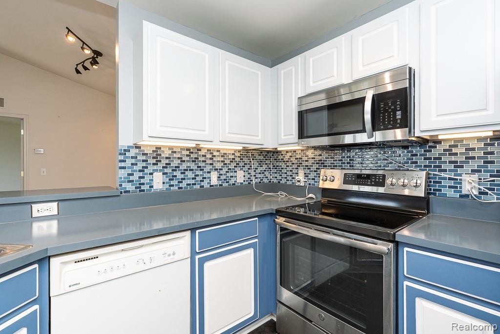 New Baltimore City, Michigan 48051, United States, 2 Bedrooms Bedrooms, ,2 BathroomsBathrooms,Residential,Pending,189748