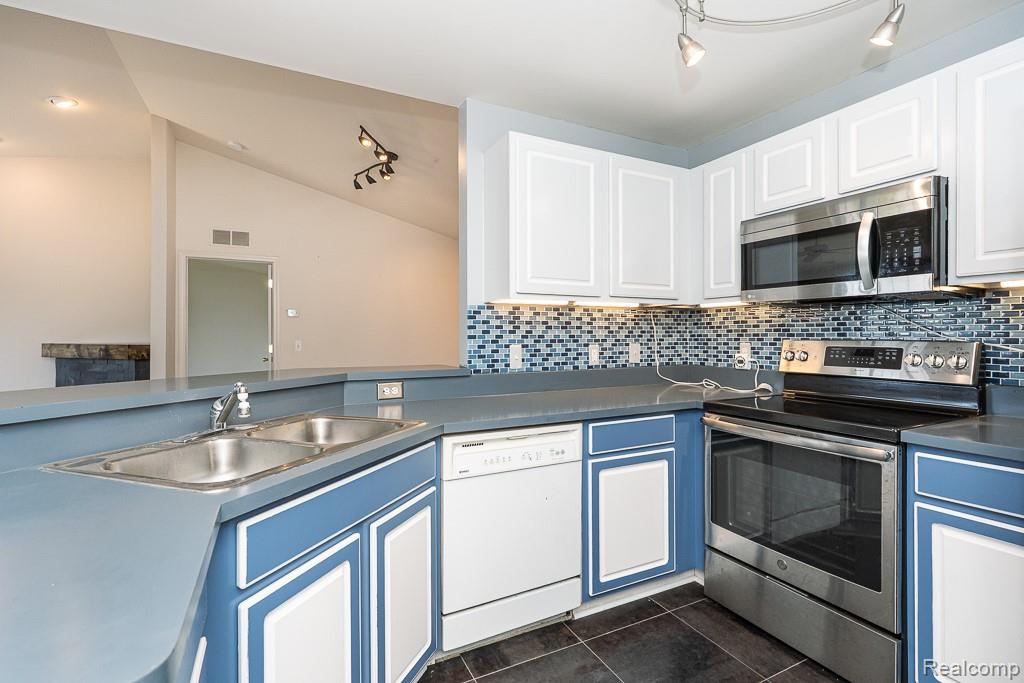 New Baltimore City, Michigan 48051, United States, 2 Bedrooms Bedrooms, ,2 BathroomsBathrooms,Residential,Pending,189748