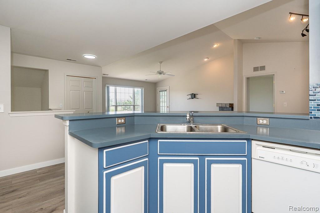 New Baltimore City, Michigan 48051, United States, 2 Bedrooms Bedrooms, ,2 BathroomsBathrooms,Residential,Pending,189748