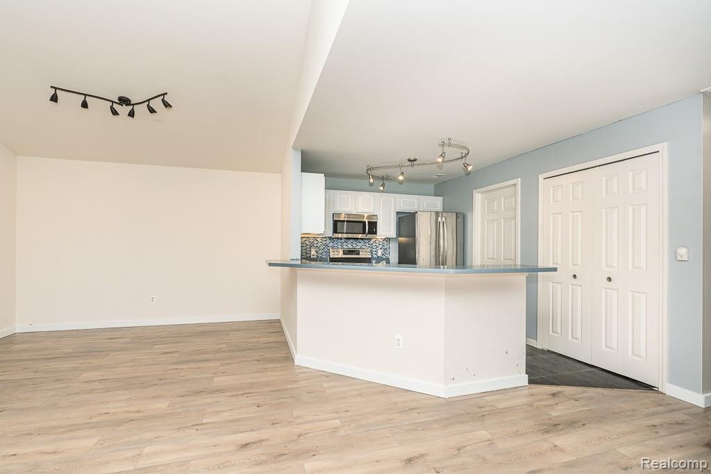 New Baltimore City, Michigan 48051, United States, 2 Bedrooms Bedrooms, ,2 BathroomsBathrooms,Residential,Pending,189748