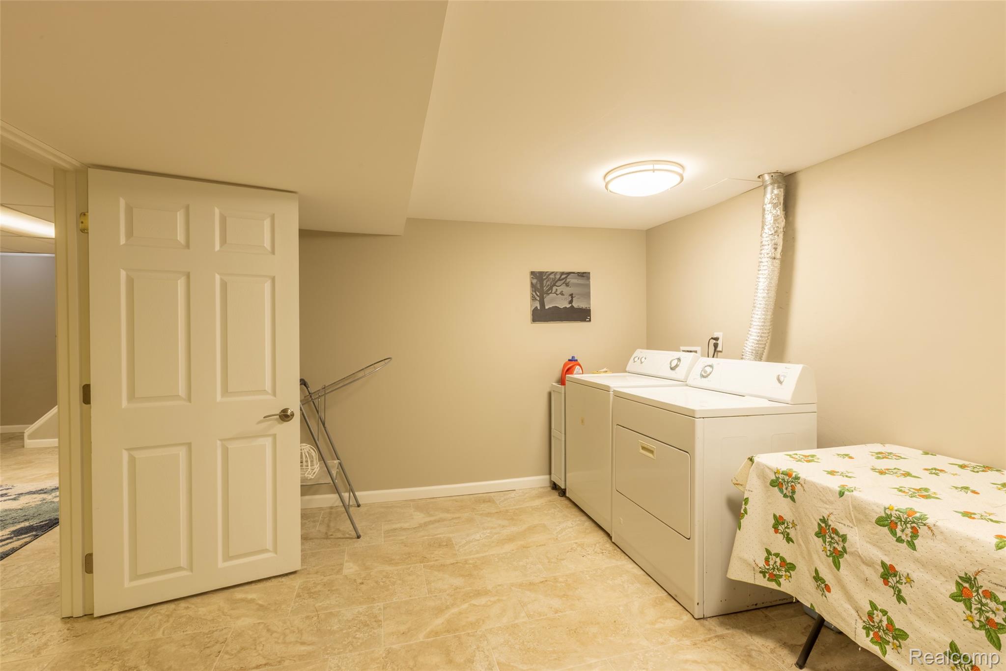 Waterford Charter Township, Michigan 48329, United States, 3 Bedrooms Bedrooms, ,2 BathroomsBathrooms,Residential,Pending,149079