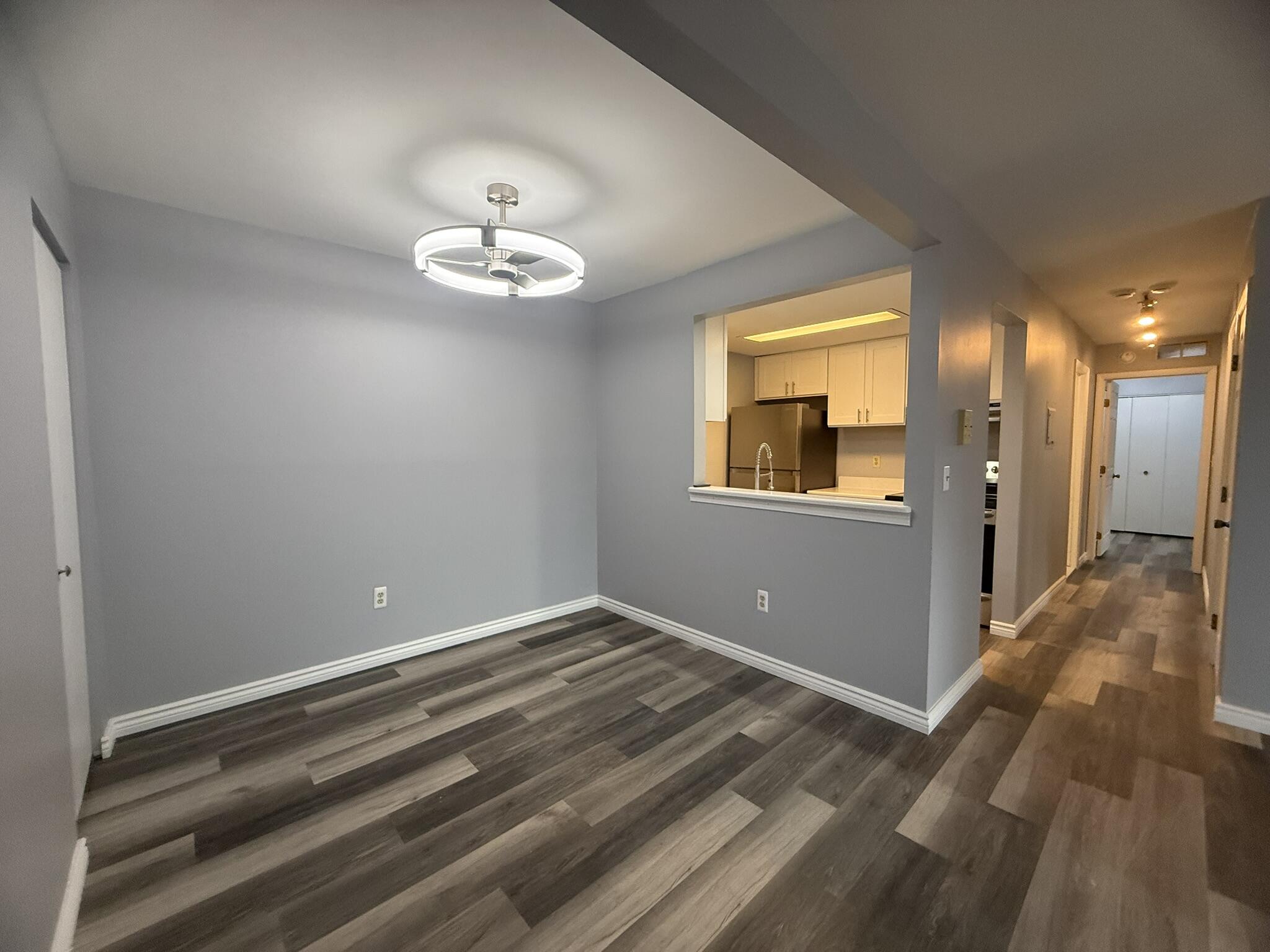 1476 W Chateau Vert