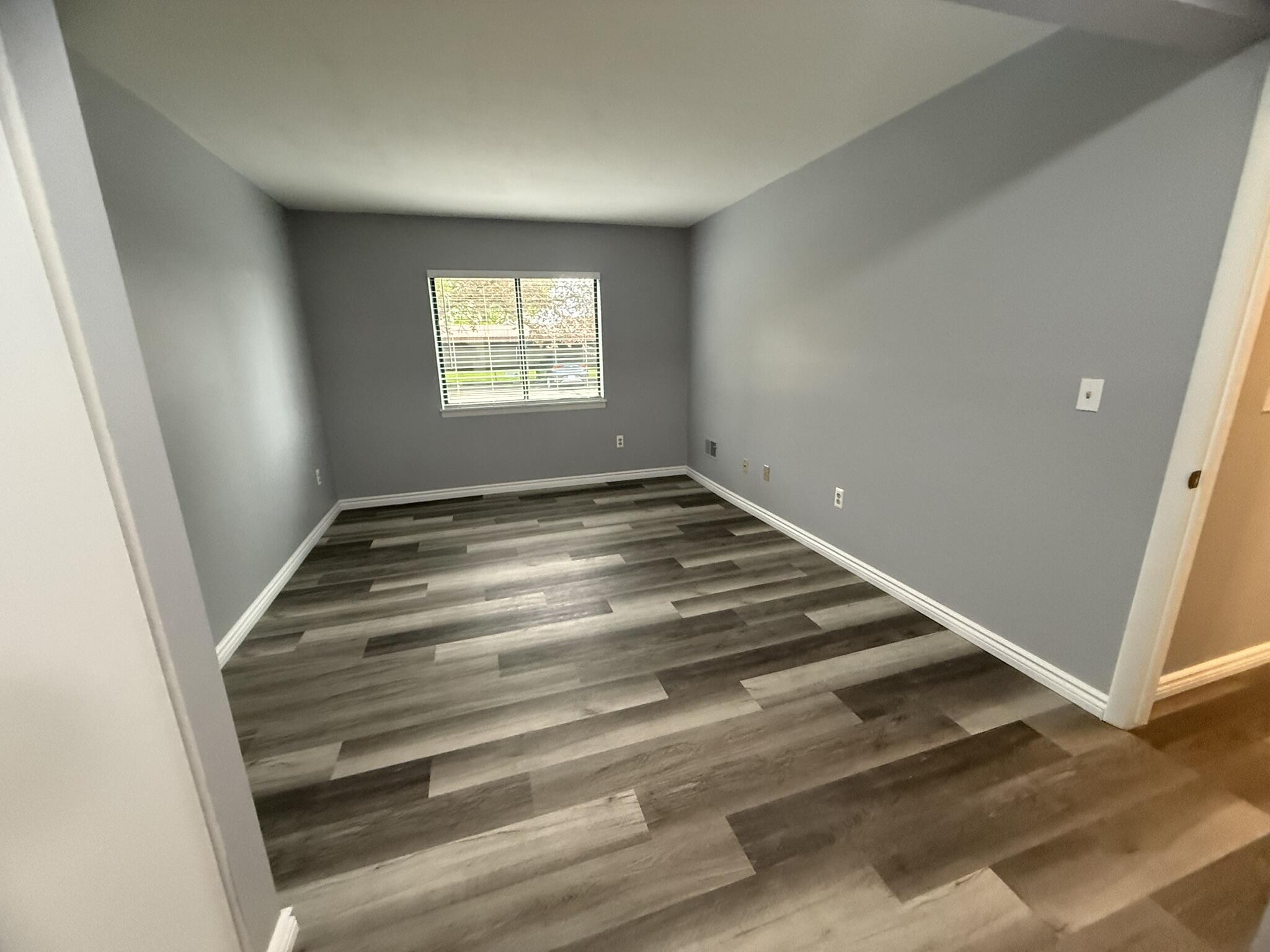 1476 W Chateau Vert