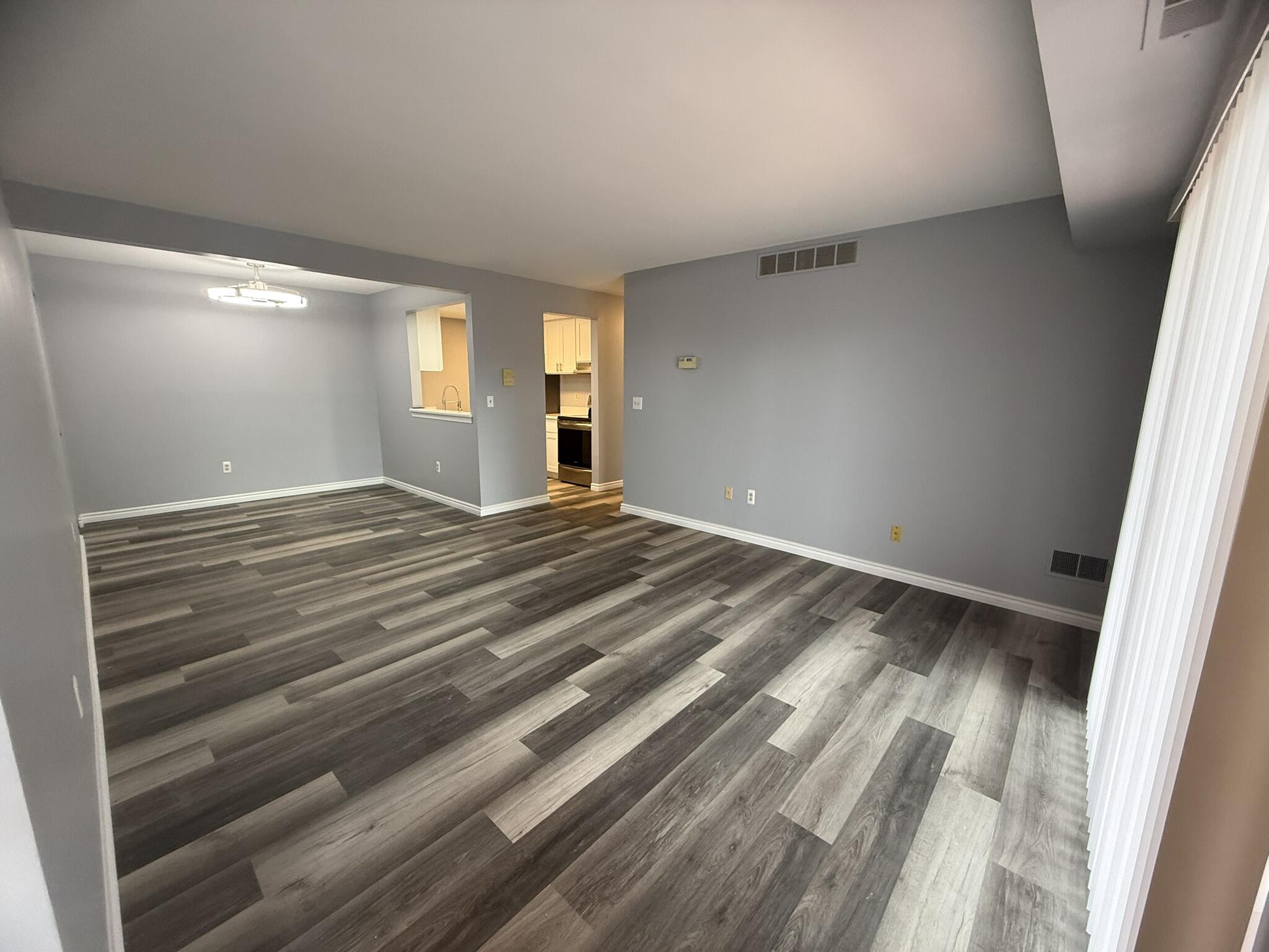 1476 W Chateau Vert
