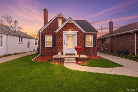1857 Roslyn Road Grosse Pointe Woods City MI 48236