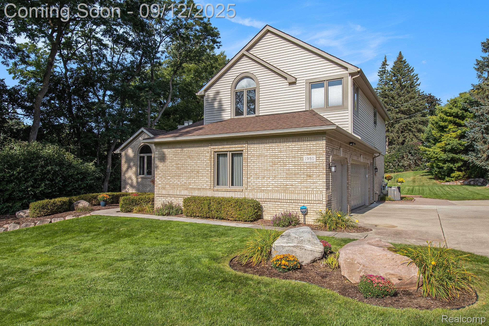 Oakland Charter Township, Michigan 48363, United States, 3 Bedrooms Bedrooms, ,4 BathroomsBathrooms,Residential,Pending,207169