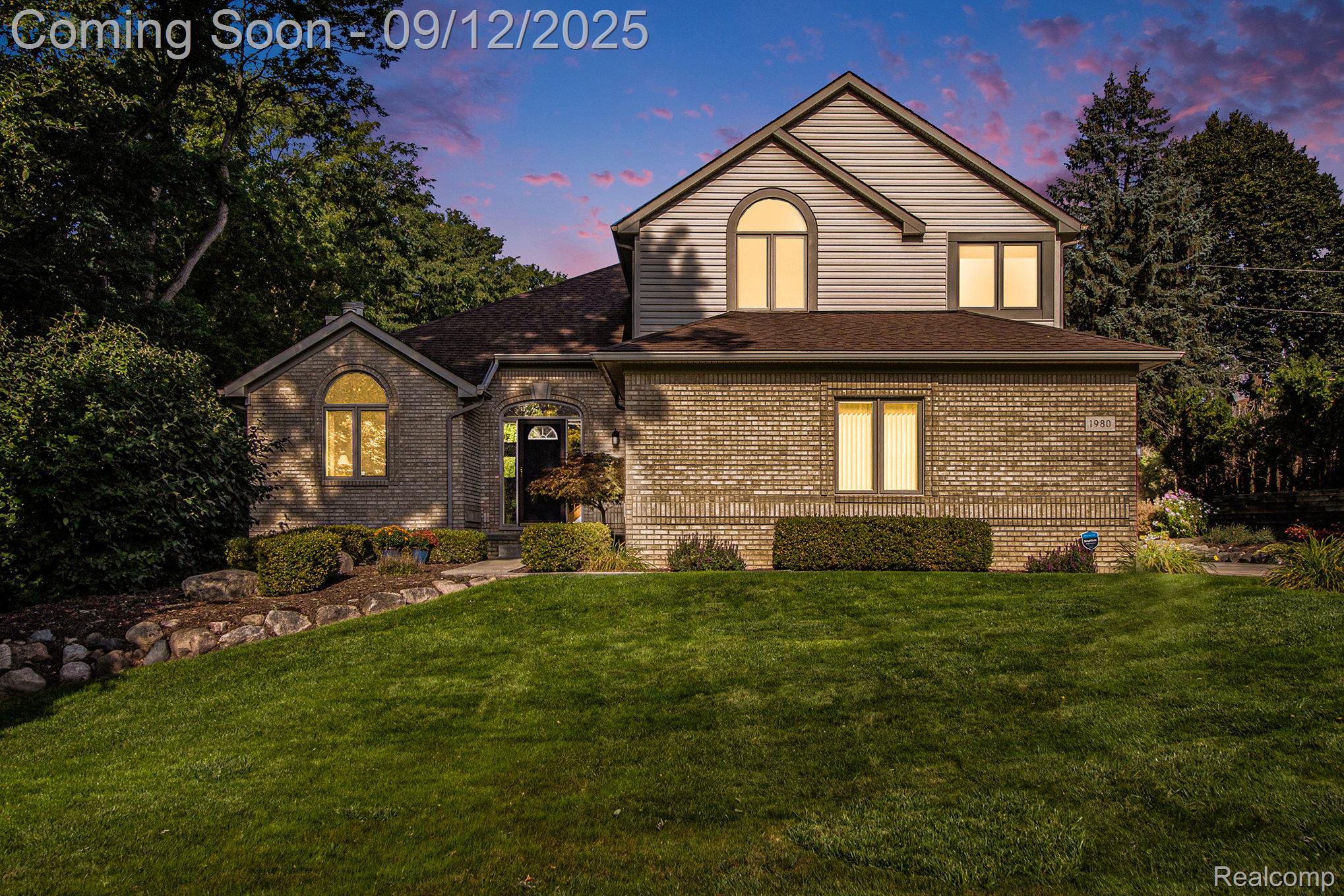 Oakland Charter Township, Michigan 48363, United States, 3 Bedrooms Bedrooms, ,4 BathroomsBathrooms,Residential,Pending,207169