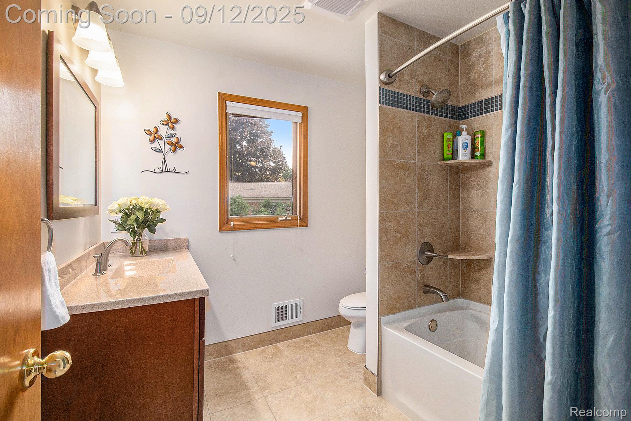 Oakland Charter Township, Michigan 48363, United States, 3 Bedrooms Bedrooms, ,4 BathroomsBathrooms,Residential,Pending,207169