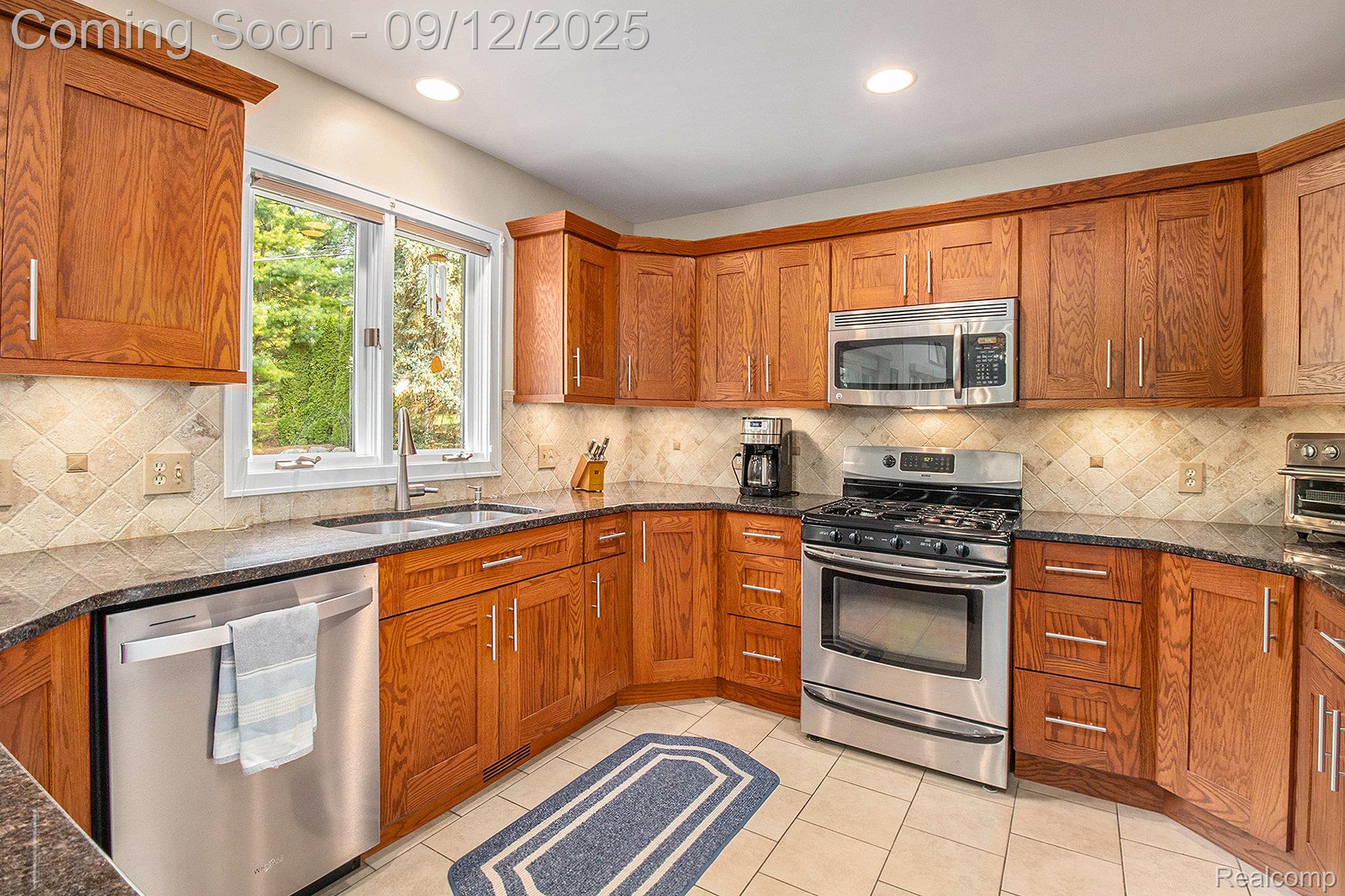 Oakland Charter Township, Michigan 48363, United States, 3 Bedrooms Bedrooms, ,4 BathroomsBathrooms,Residential,Pending,207169