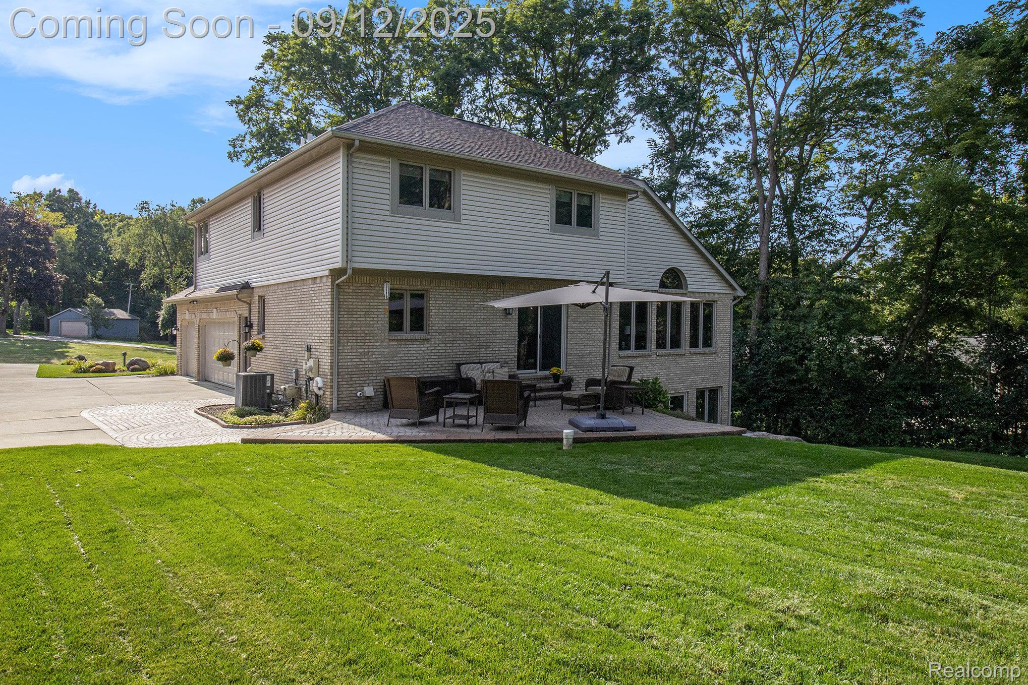 Oakland Charter Township, Michigan 48363, United States, 3 Bedrooms Bedrooms, ,4 BathroomsBathrooms,Residential,Pending,207169