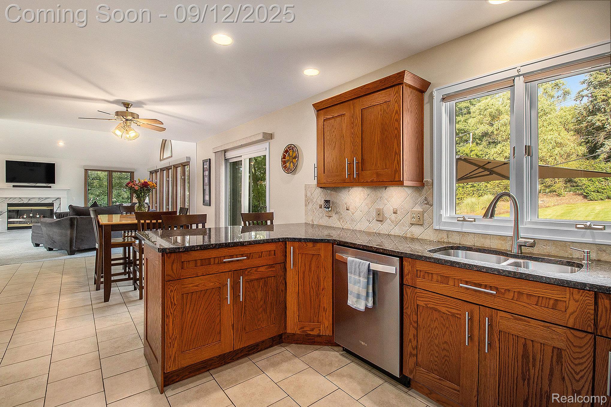 Oakland Charter Township, Michigan 48363, United States, 3 Bedrooms Bedrooms, ,4 BathroomsBathrooms,Residential,Pending,207169