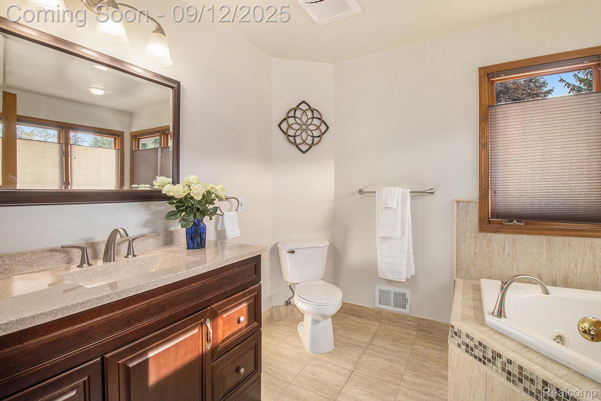 Oakland Charter Township, Michigan 48363, United States, 3 Bedrooms Bedrooms, ,4 BathroomsBathrooms,Residential,Pending,207169