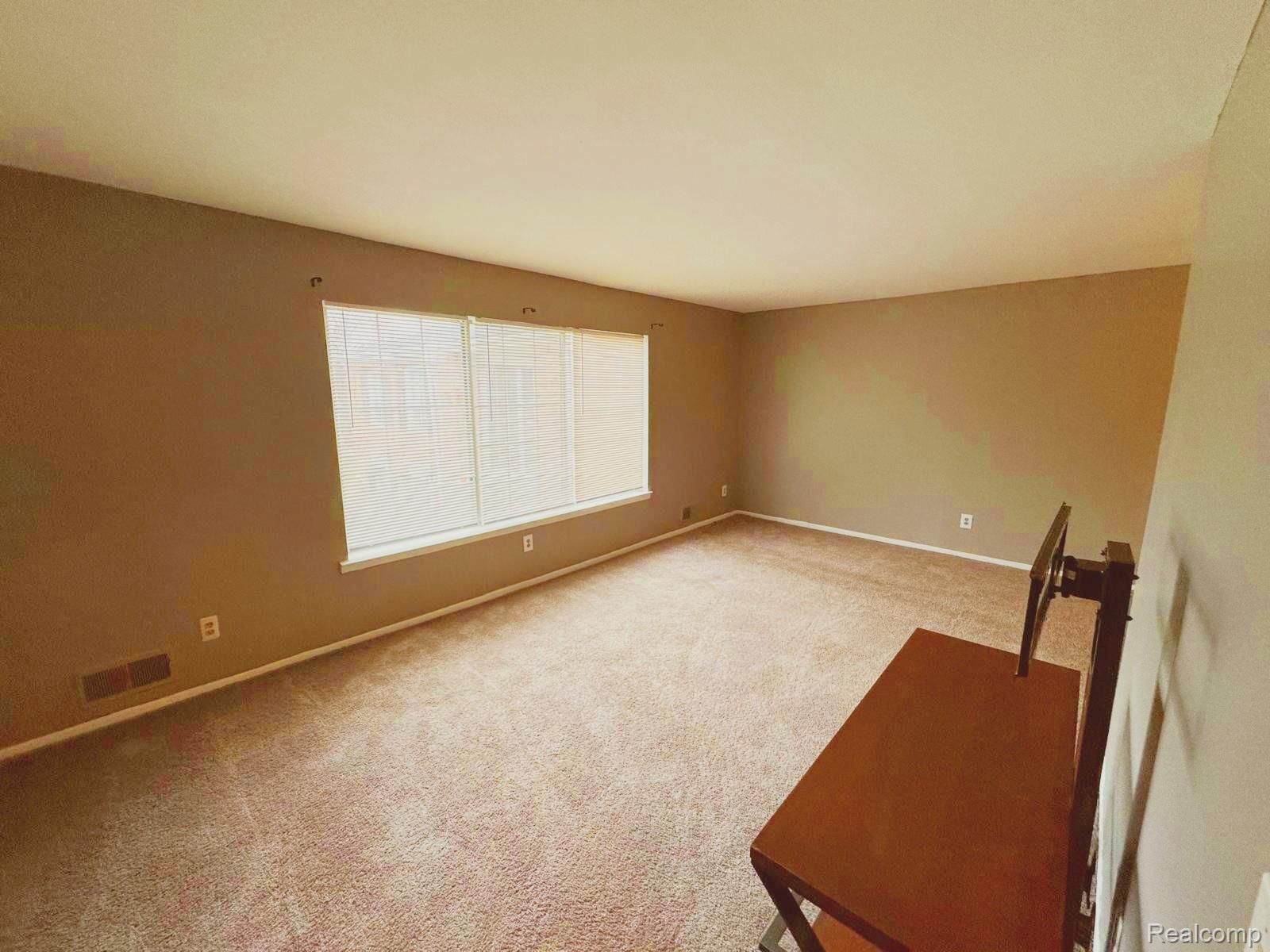 587 E Fox Hills Drive