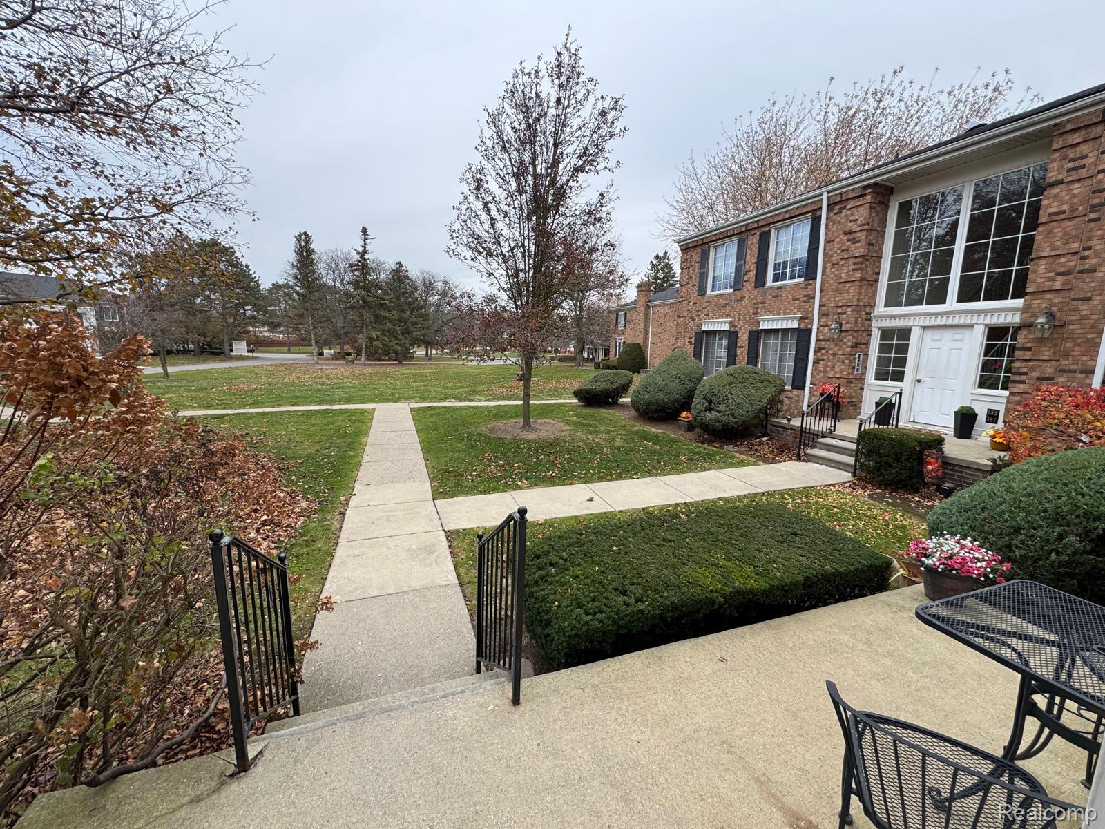 587 E Fox Hills Drive