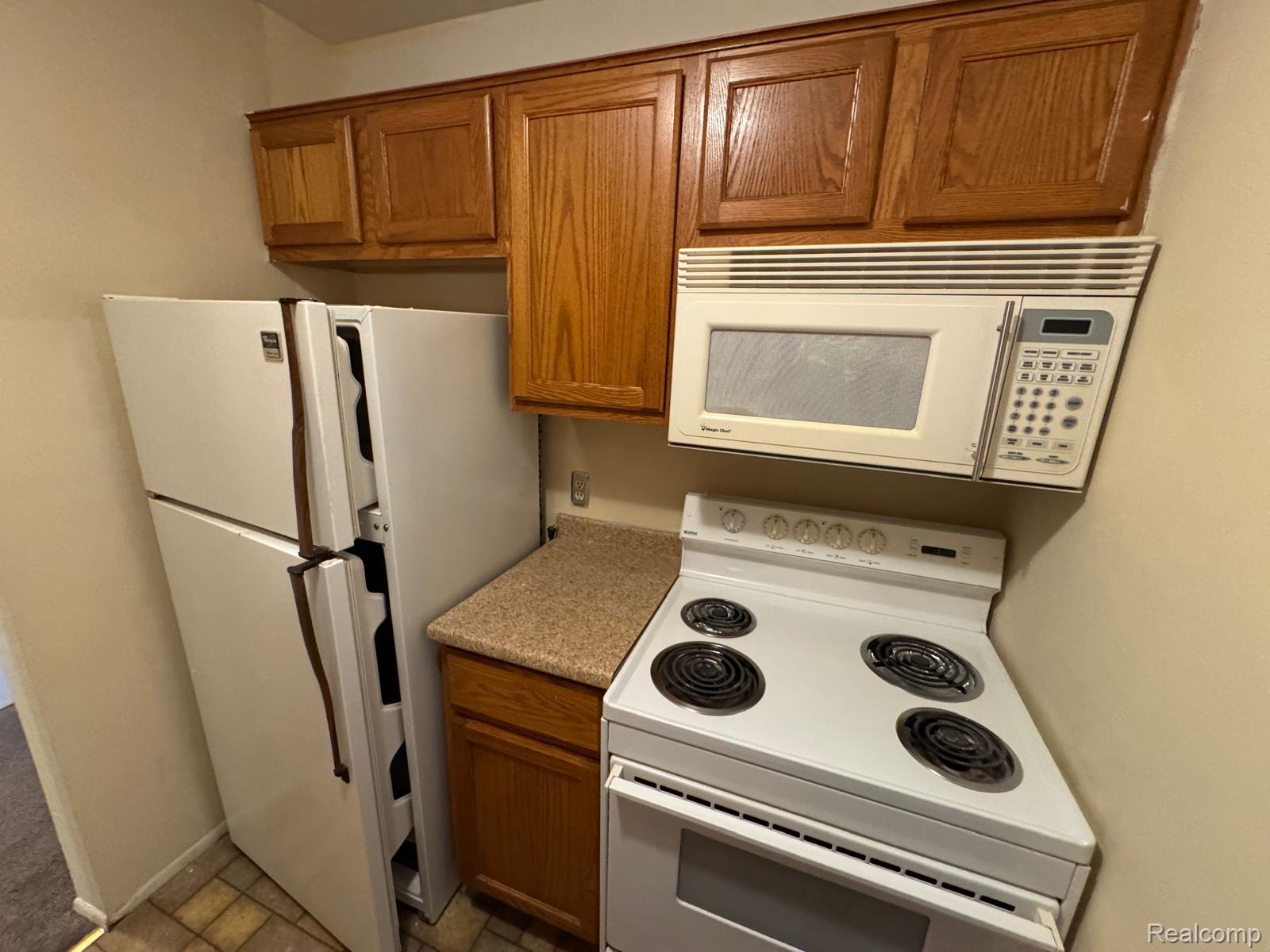 587 E Fox Hills Drive