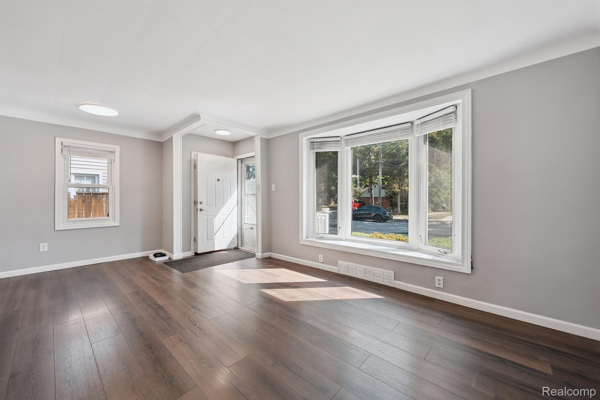 Madison Heights City, Michigan 48071, United States, 3 Bedrooms Bedrooms, ,2 BathroomsBathrooms,Residential,Pending,209851