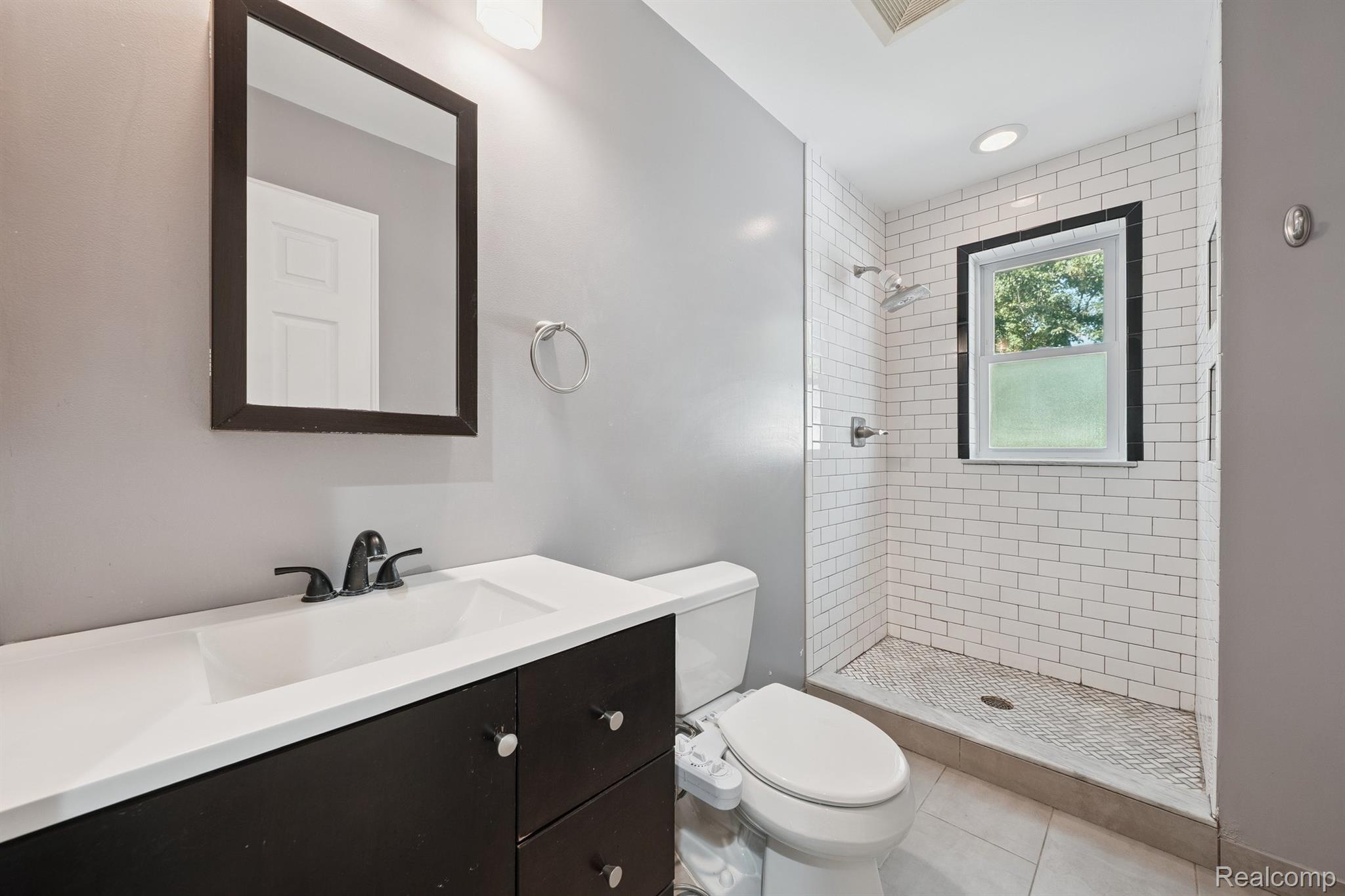 Madison Heights City, Michigan 48071, United States, 3 Bedrooms Bedrooms, ,2 BathroomsBathrooms,Residential,Pending,209851