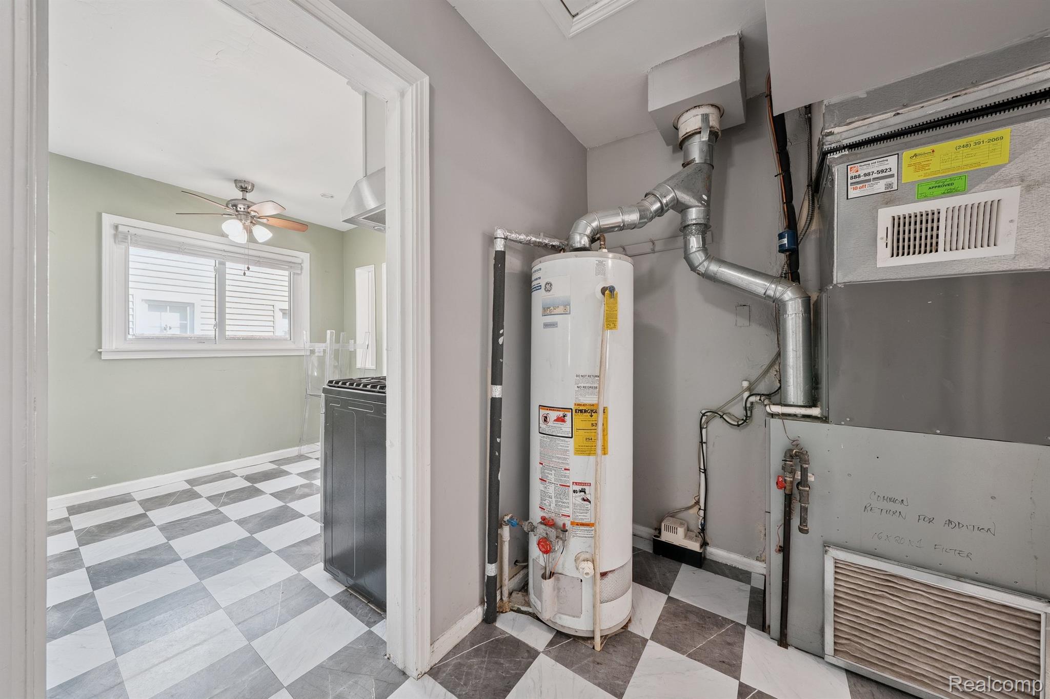 Madison Heights City, Michigan 48071, United States, 3 Bedrooms Bedrooms, ,2 BathroomsBathrooms,Residential,Pending,209851