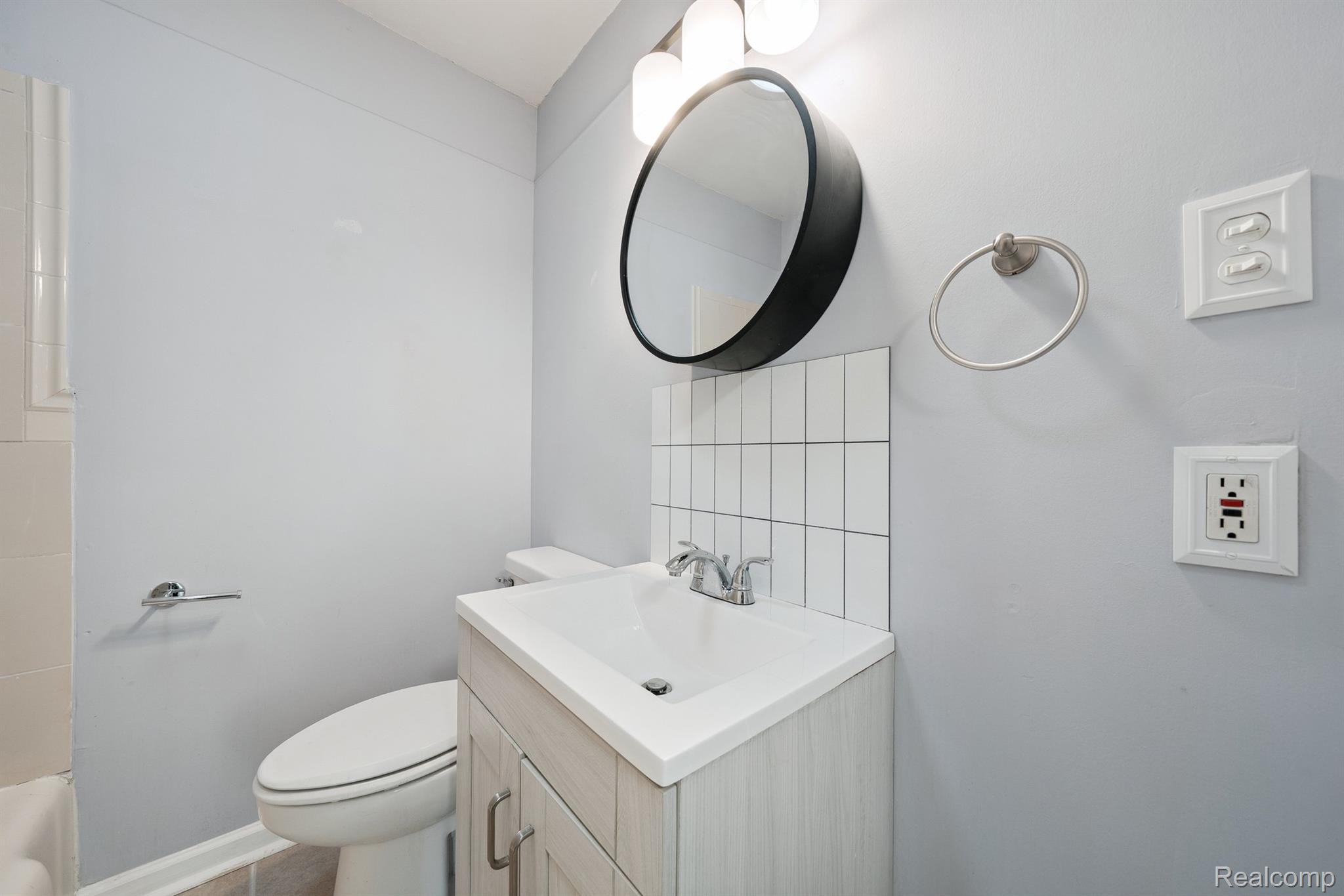 Madison Heights City, Michigan 48071, United States, 3 Bedrooms Bedrooms, ,2 BathroomsBathrooms,Residential,Pending,209851