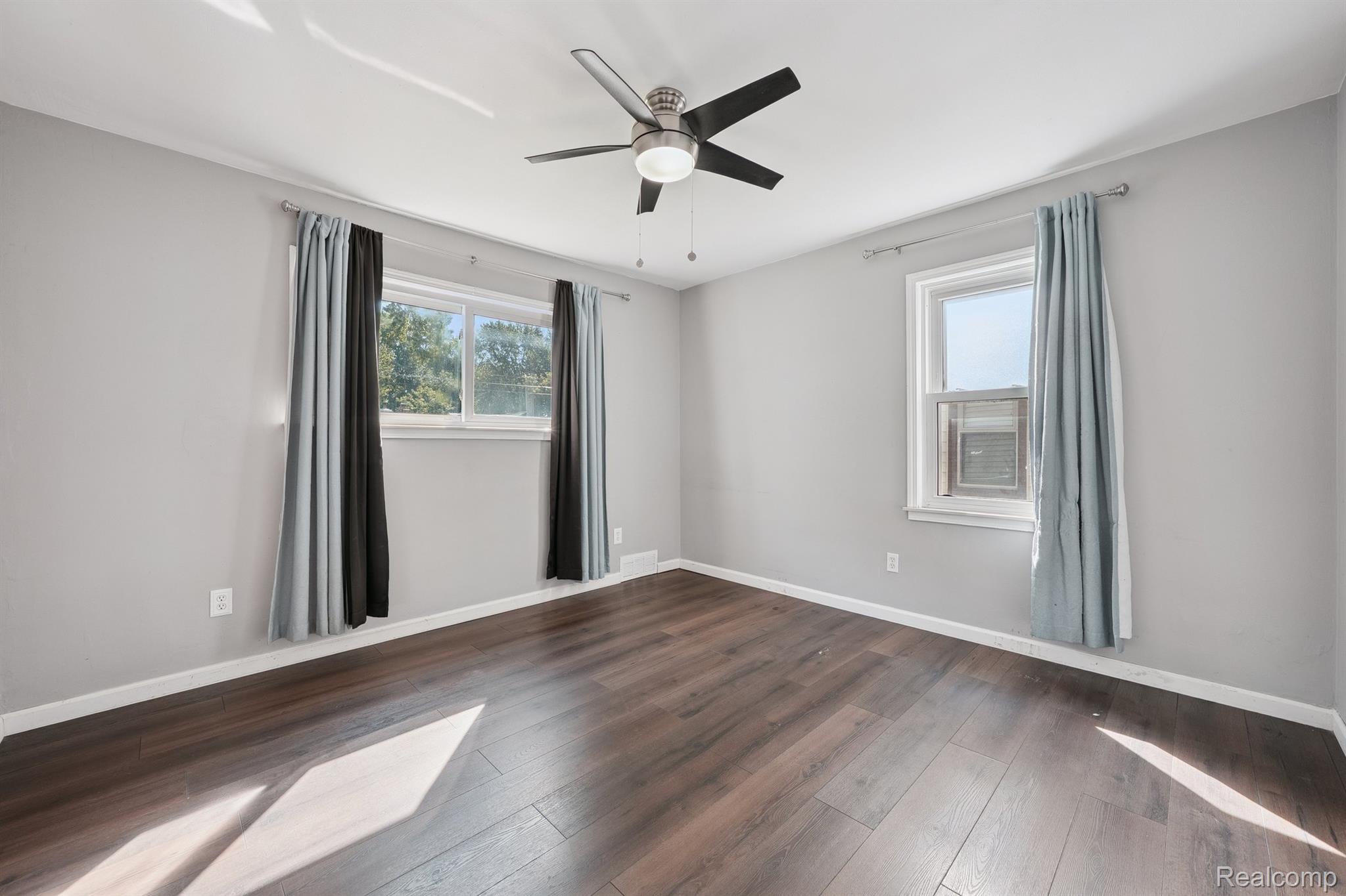 Madison Heights City, Michigan 48071, United States, 3 Bedrooms Bedrooms, ,2 BathroomsBathrooms,Residential,Pending,209851