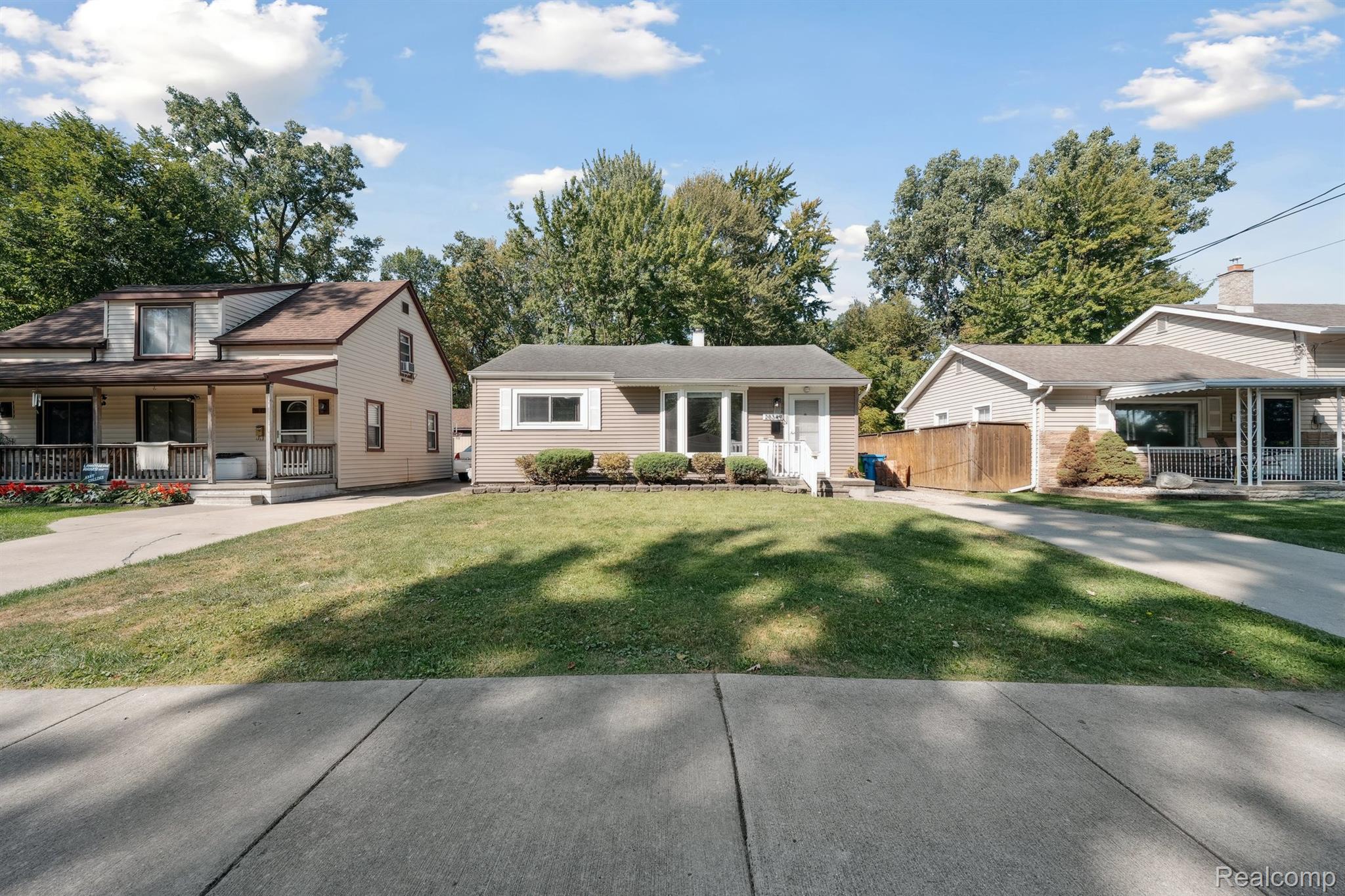 Madison Heights City, Michigan 48071, United States, 3 Bedrooms Bedrooms, ,2 BathroomsBathrooms,Residential,Pending,209851