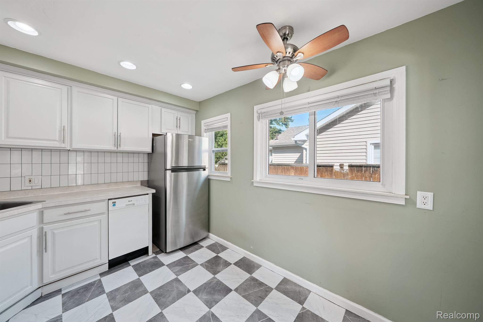 Madison Heights City, Michigan 48071, United States, 3 Bedrooms Bedrooms, ,2 BathroomsBathrooms,Residential,Pending,209851