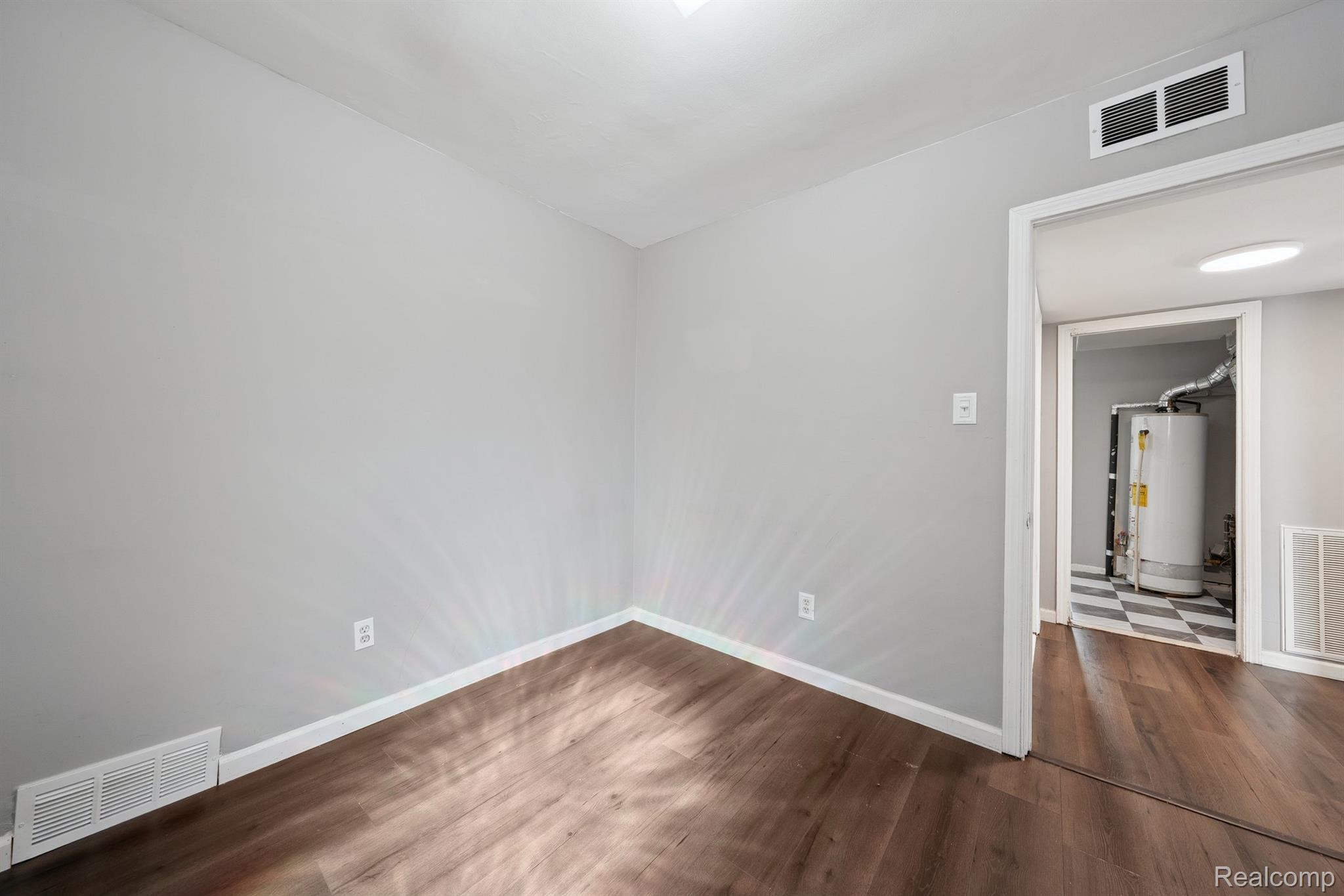 Madison Heights City, Michigan 48071, United States, 3 Bedrooms Bedrooms, ,2 BathroomsBathrooms,Residential,Pending,209851