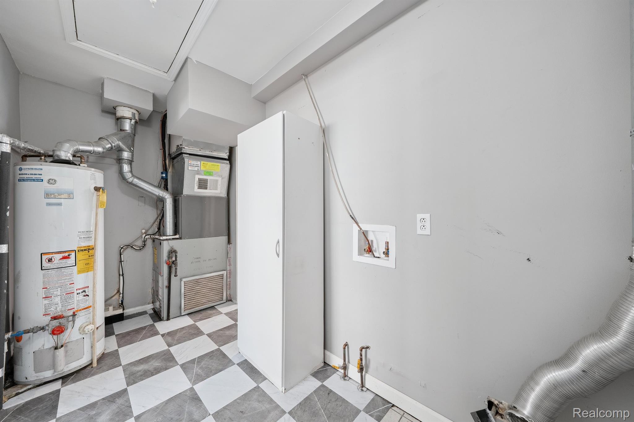 Madison Heights City, Michigan 48071, United States, 3 Bedrooms Bedrooms, ,2 BathroomsBathrooms,Residential,Pending,209851