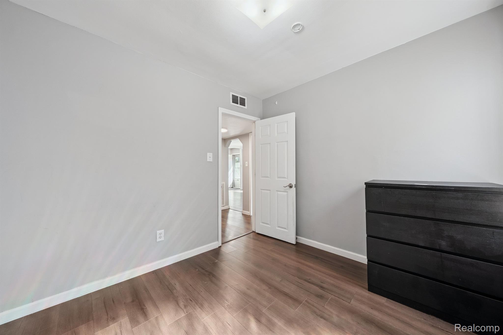 Madison Heights City, Michigan 48071, United States, 3 Bedrooms Bedrooms, ,2 BathroomsBathrooms,Residential,Pending,209851