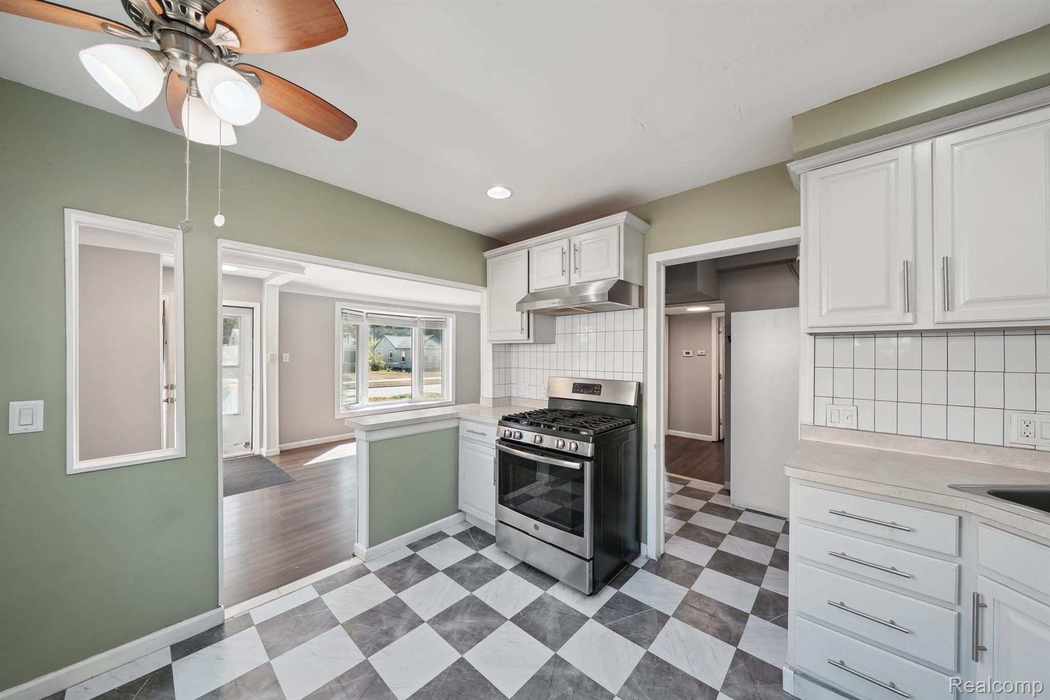 Madison Heights City, Michigan 48071, United States, 3 Bedrooms Bedrooms, ,2 BathroomsBathrooms,Residential,Pending,209851