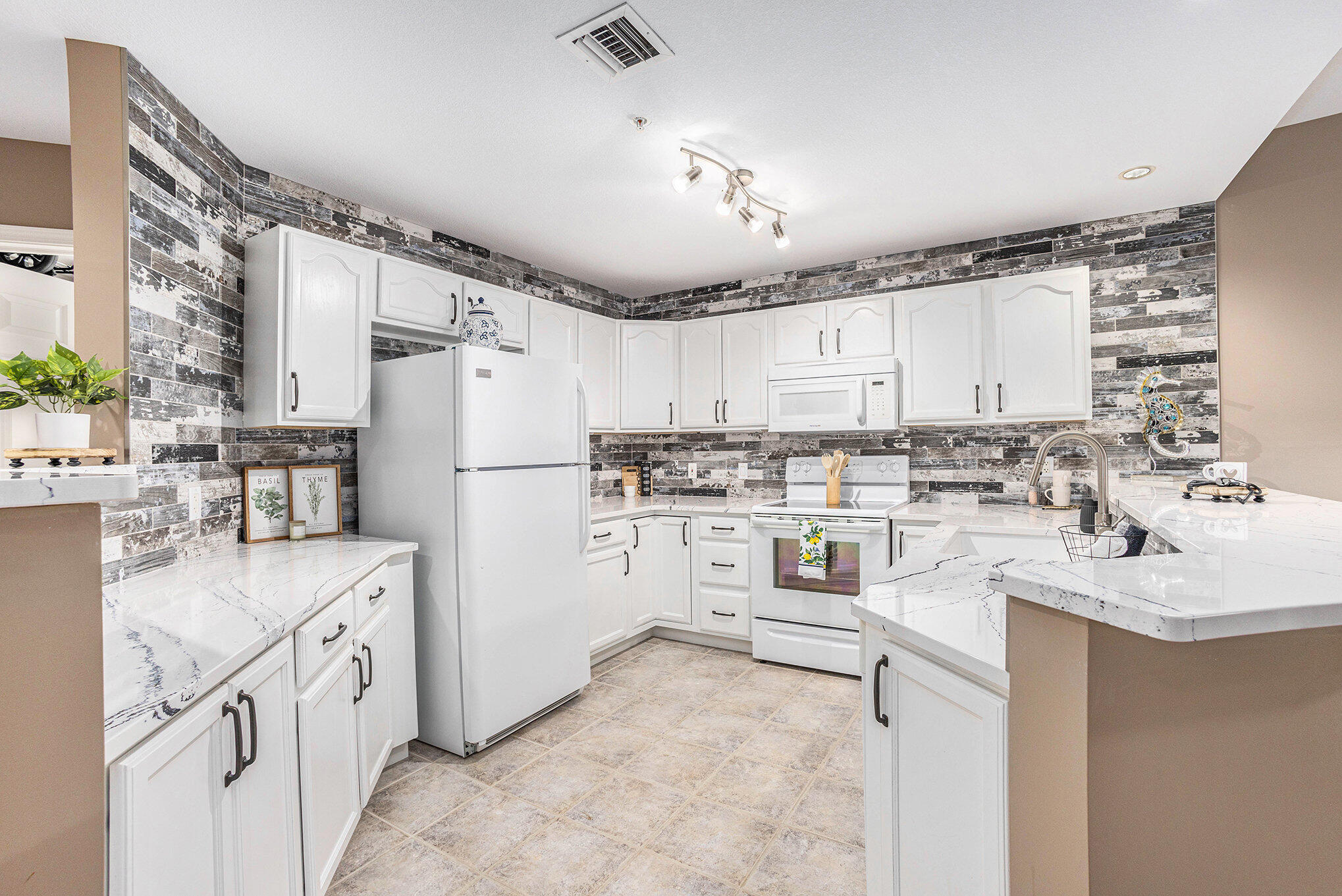 2964 Lakeshore Drive E403