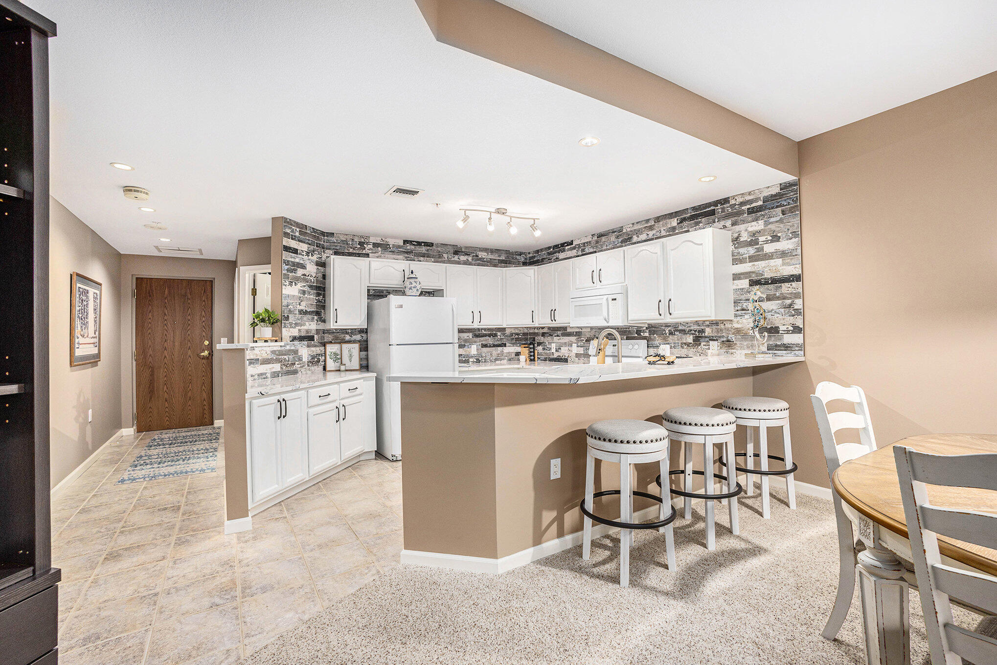 2964 Lakeshore Drive E403