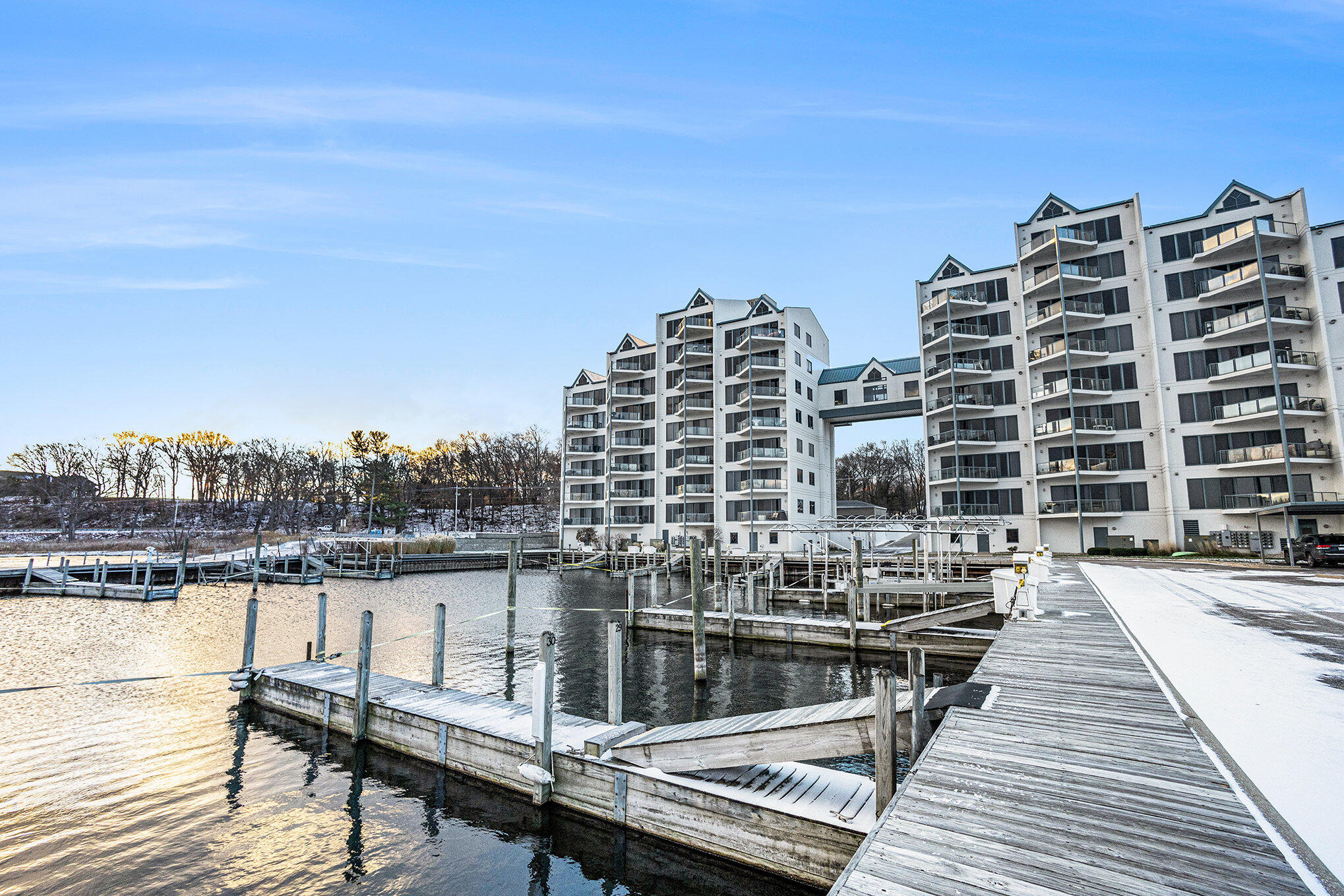 2964 Lakeshore Drive E403