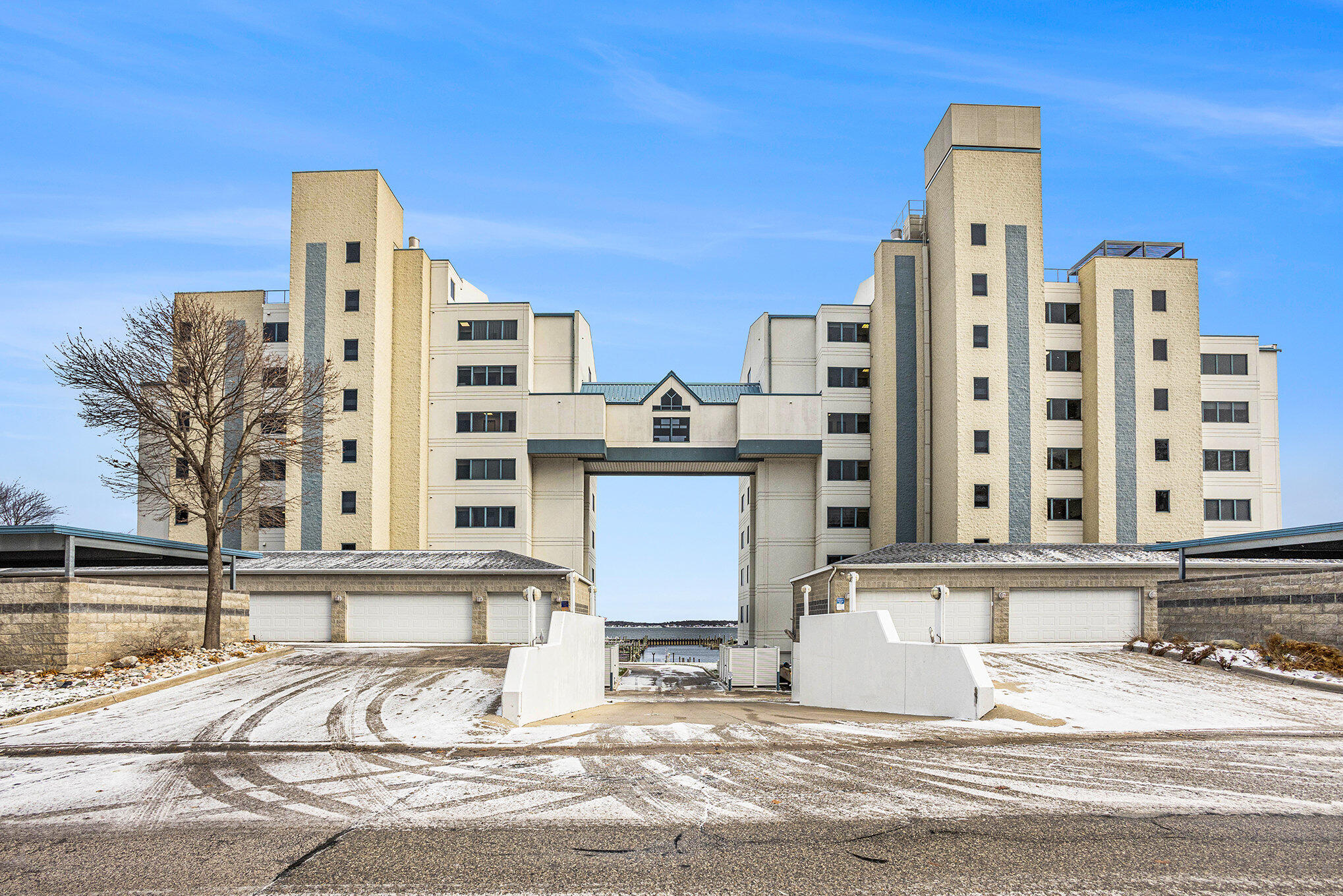 2964 Lakeshore Drive E403