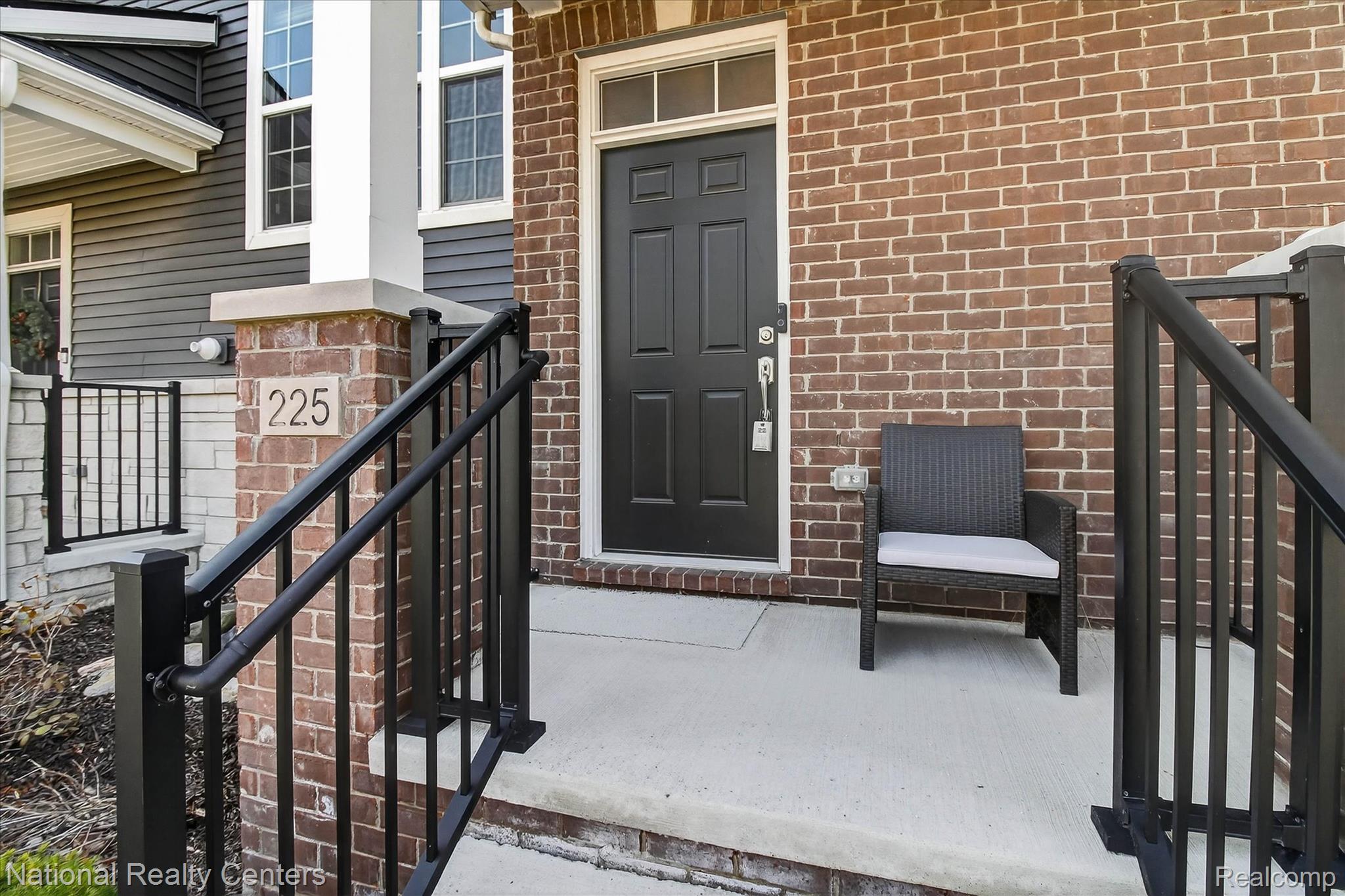 225 S Sydney Court
