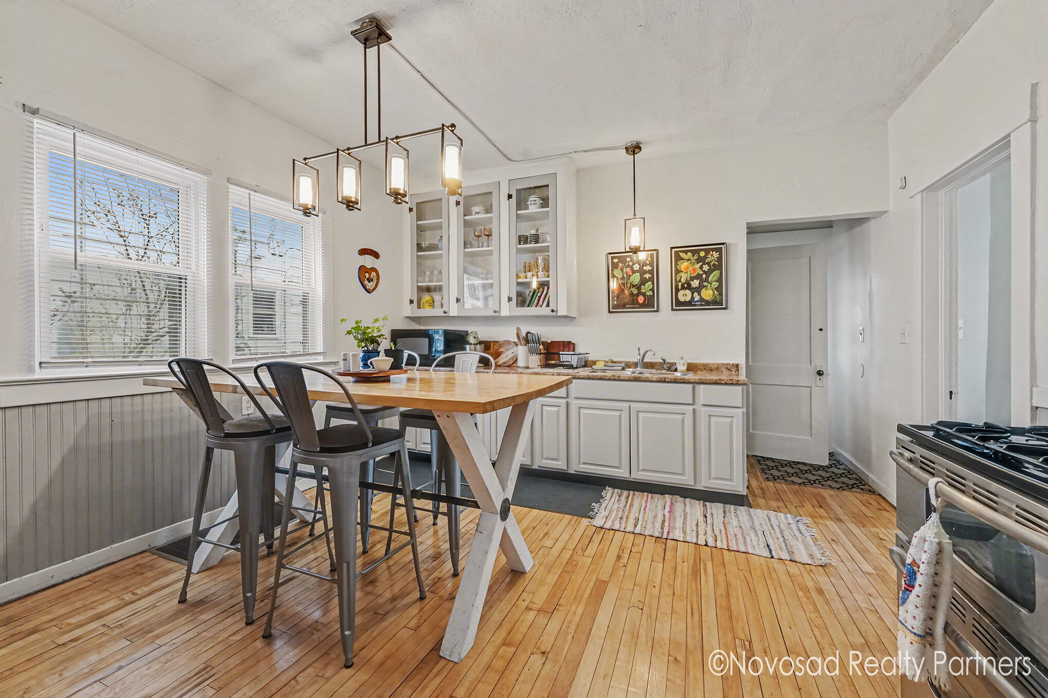 725 Crescent Street NE