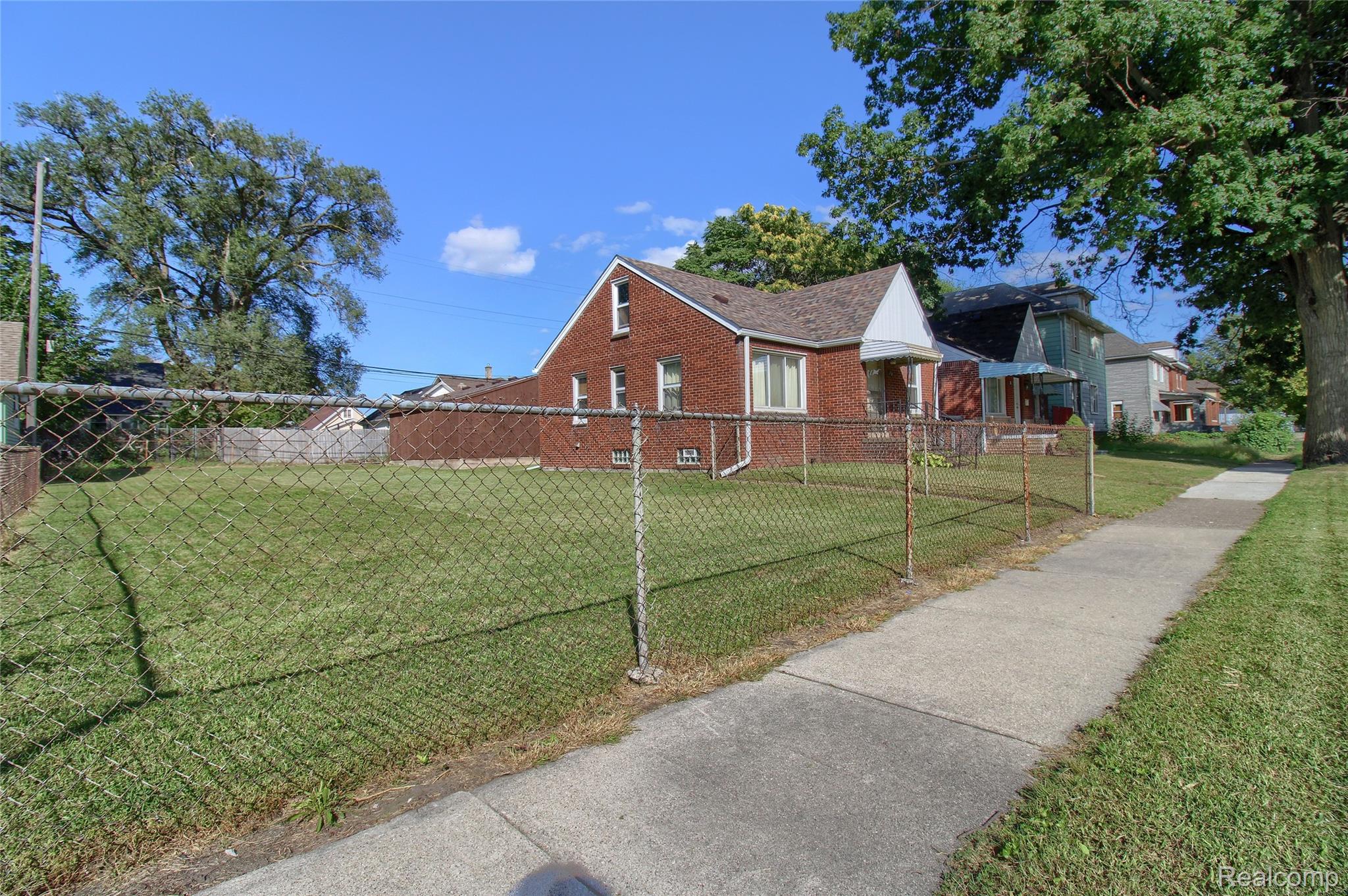 28 W Auburn Street